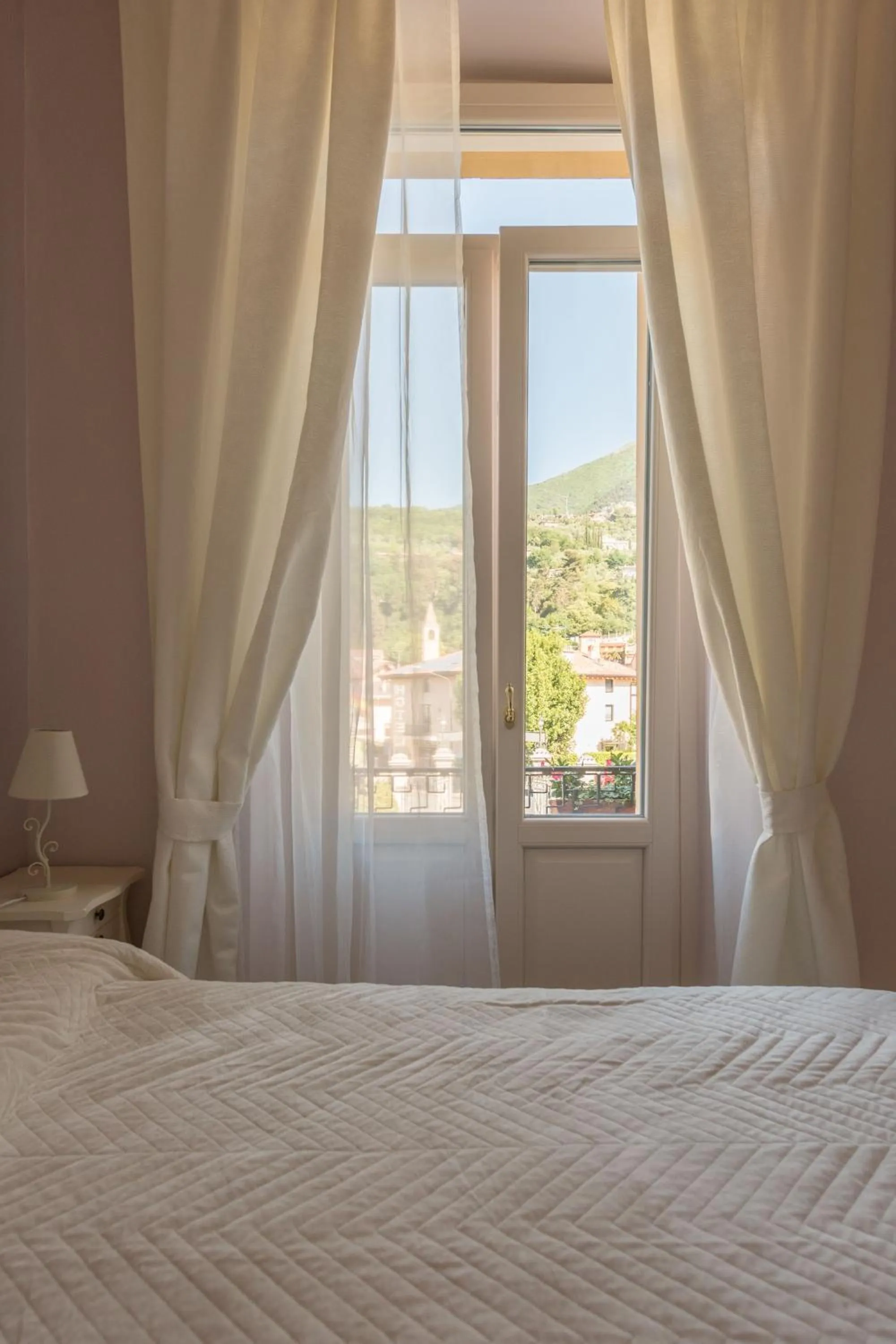 Bed in Hotel Maderno