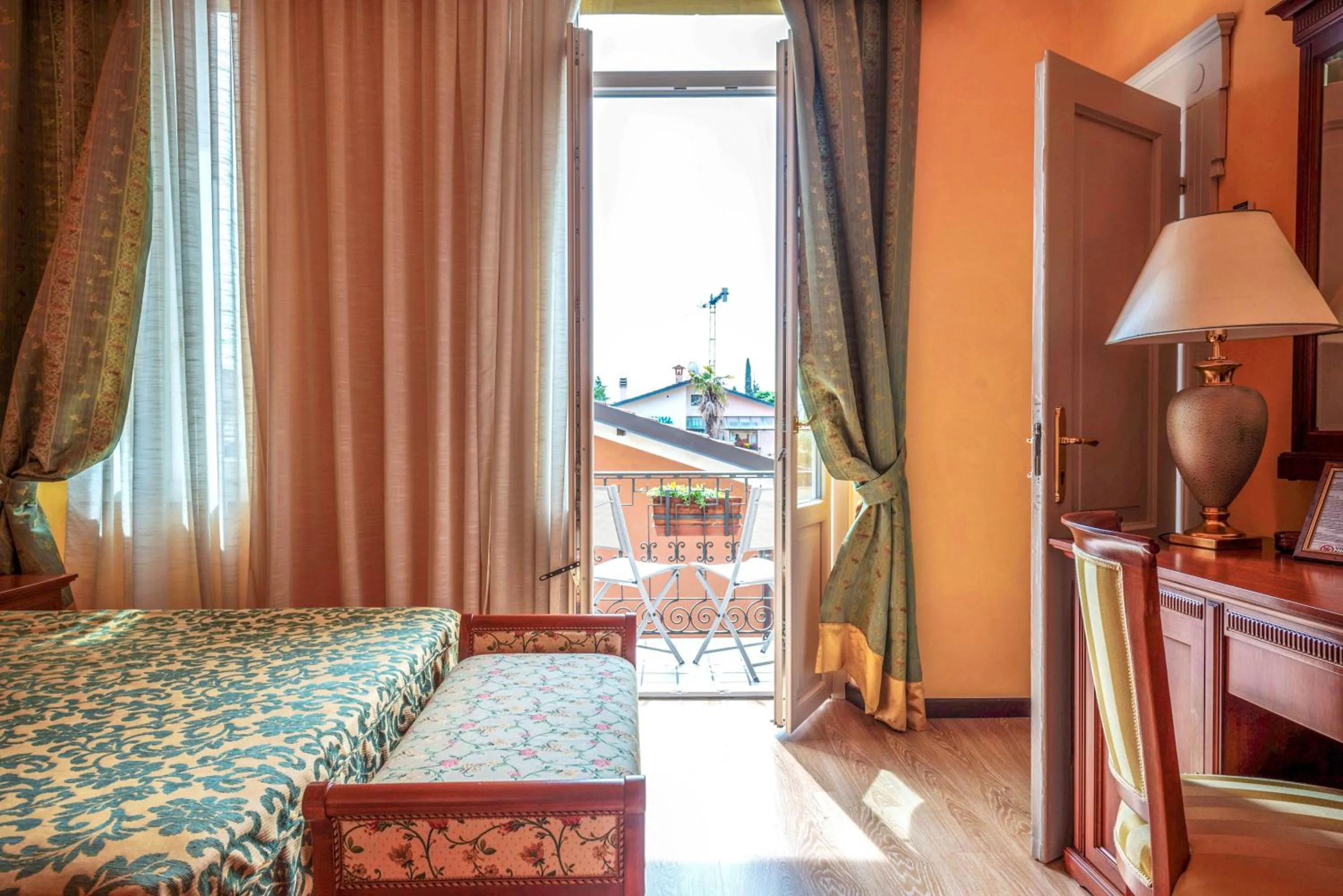 Bed in Hotel Maderno