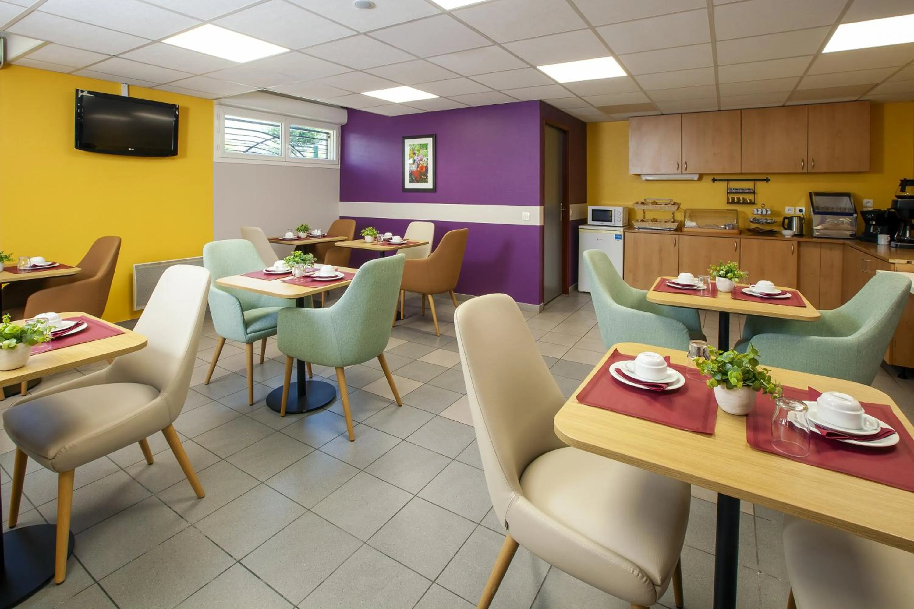 Breakfast in Séjours & Affaires Paris-Nanterre