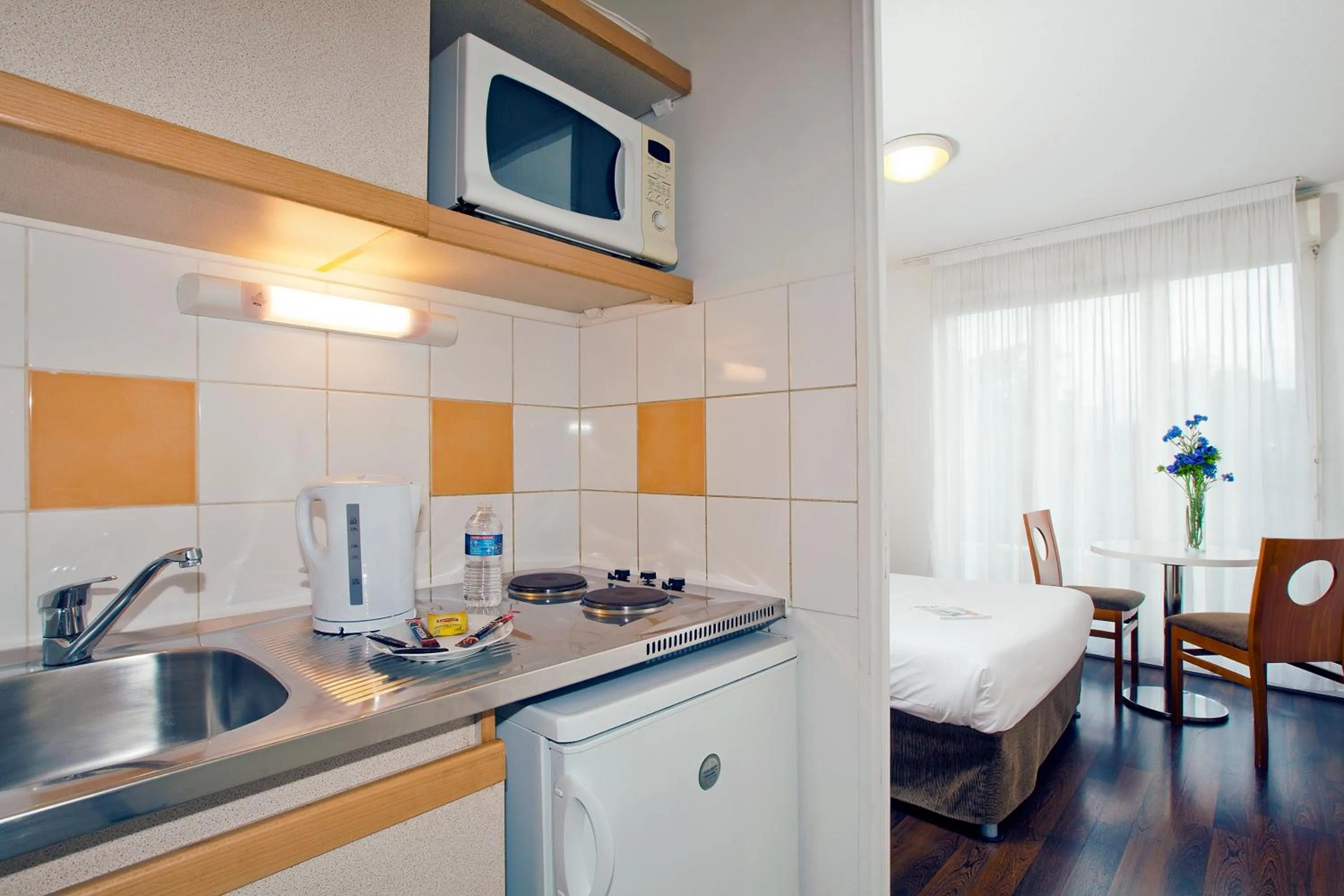 Kitchen or kitchenette, Bed in Séjours & Affaires Paris-Nanterre
