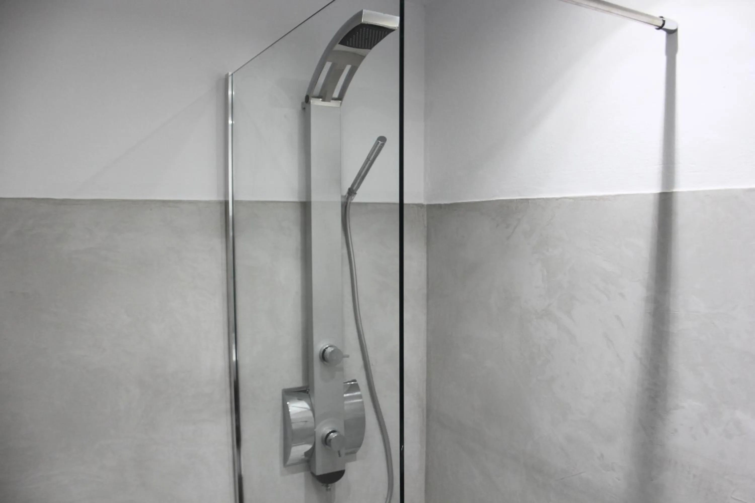 Shower in Penthouse & apartments by the Sea airport Airstay