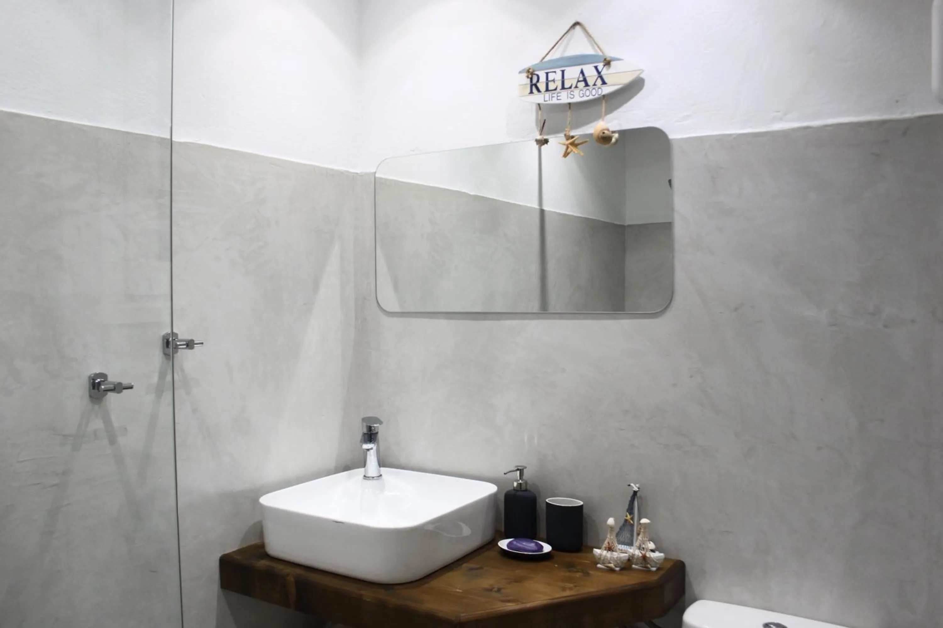 Bathroom in Penthouse & apartments by the Sea airport Airstay