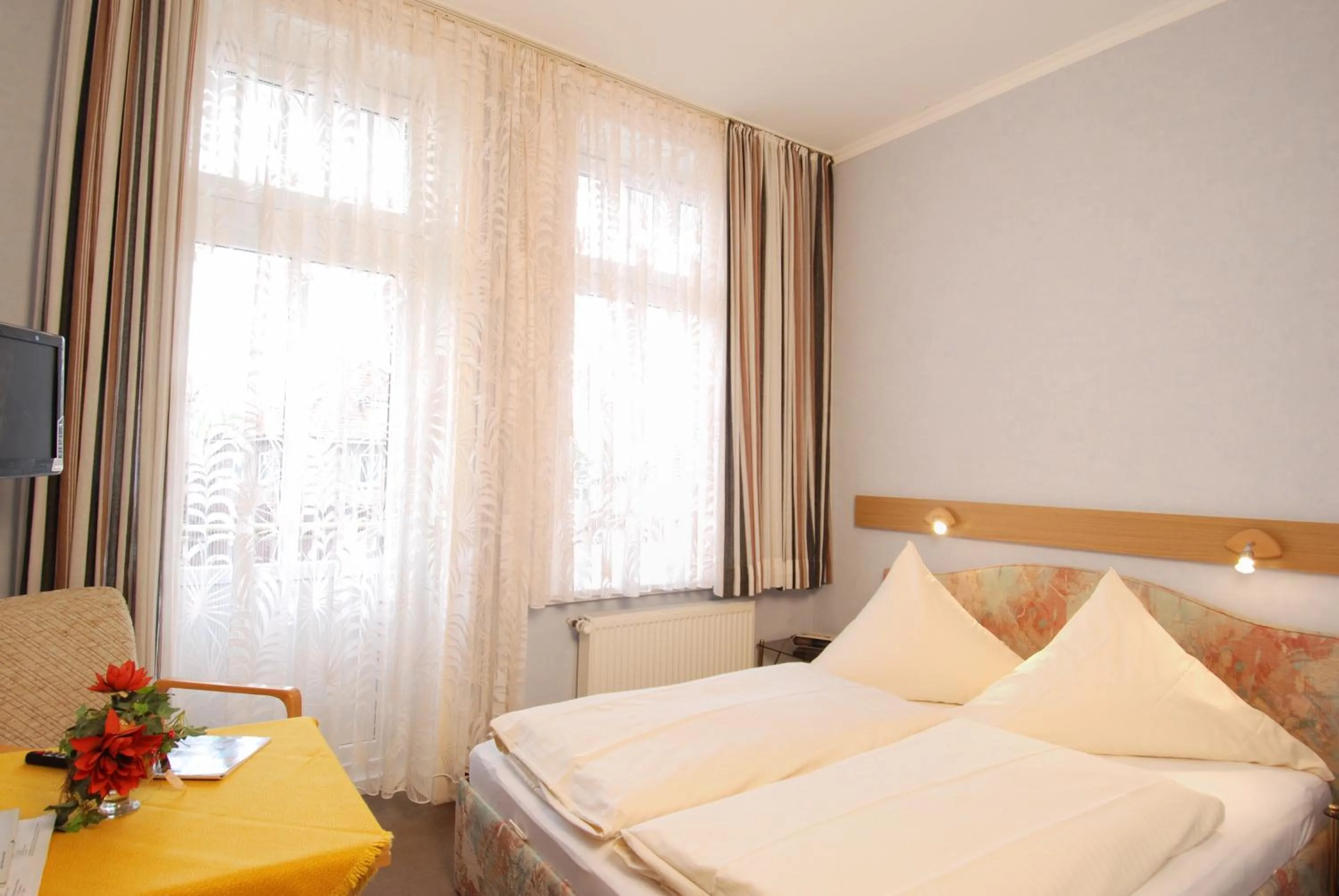 Photo of the whole room, Bed in Hotel Münchner Löwenbräu