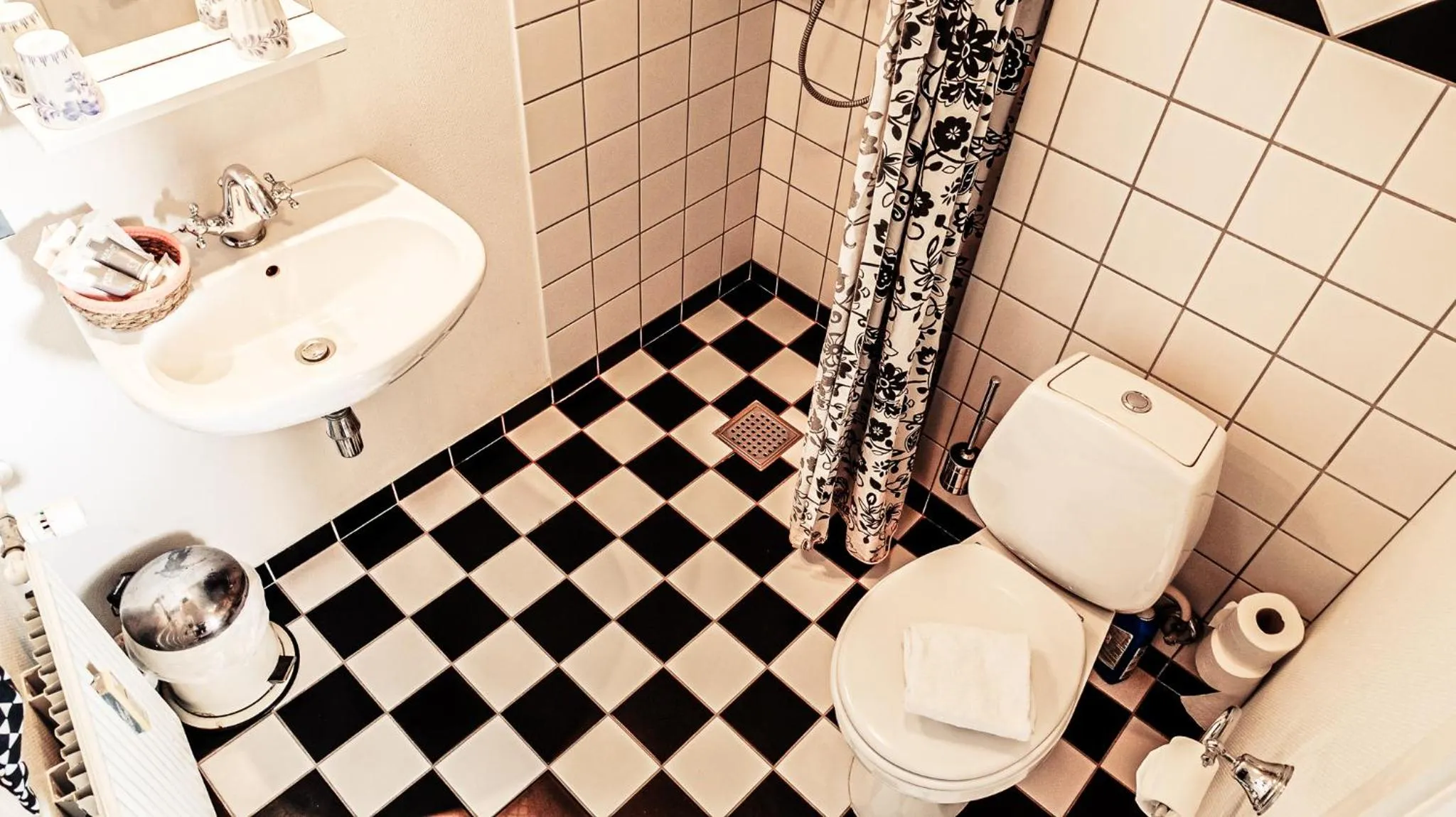 Bathroom in Hotel Ærø