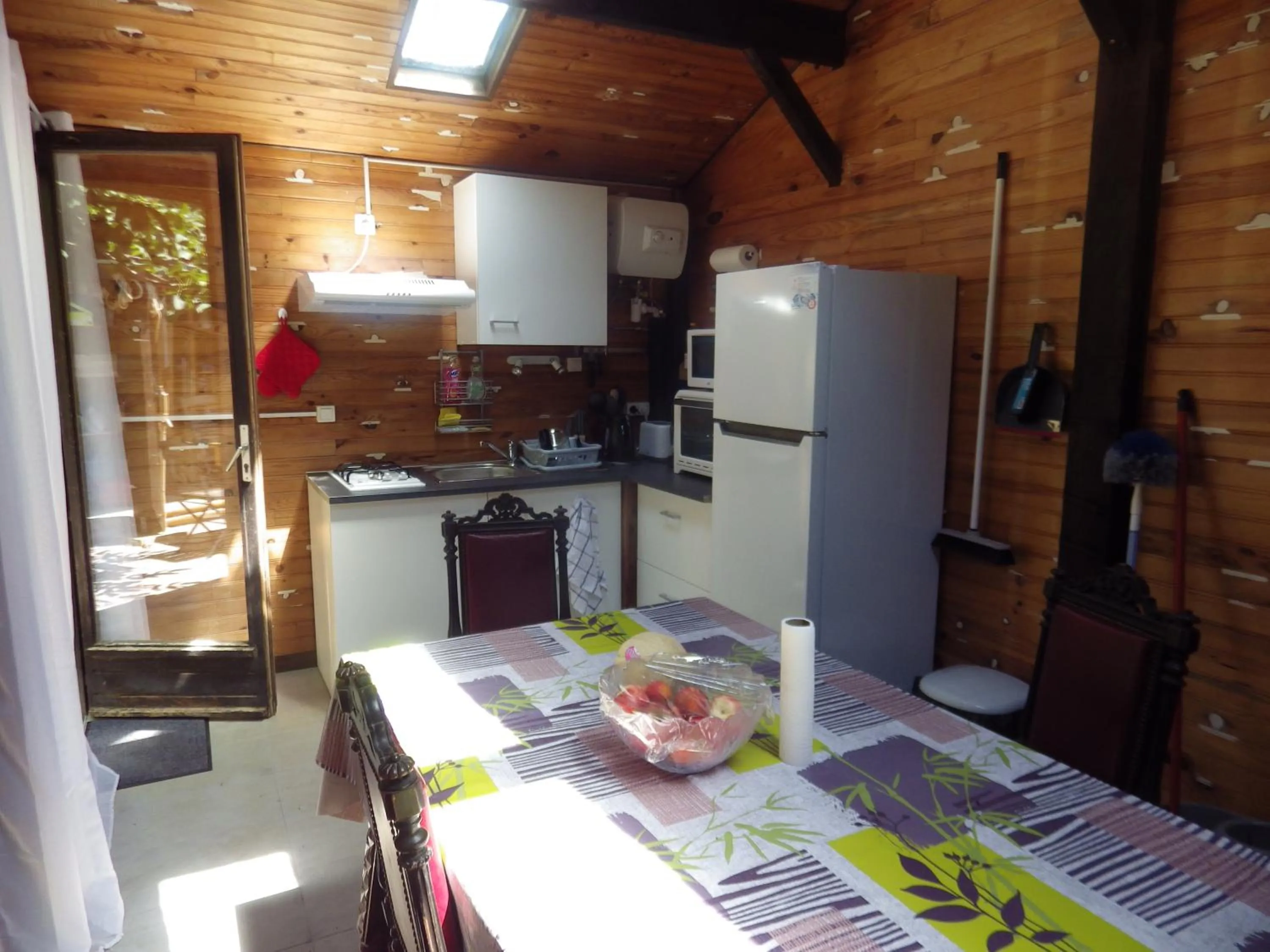 Communal kitchen in chez gus