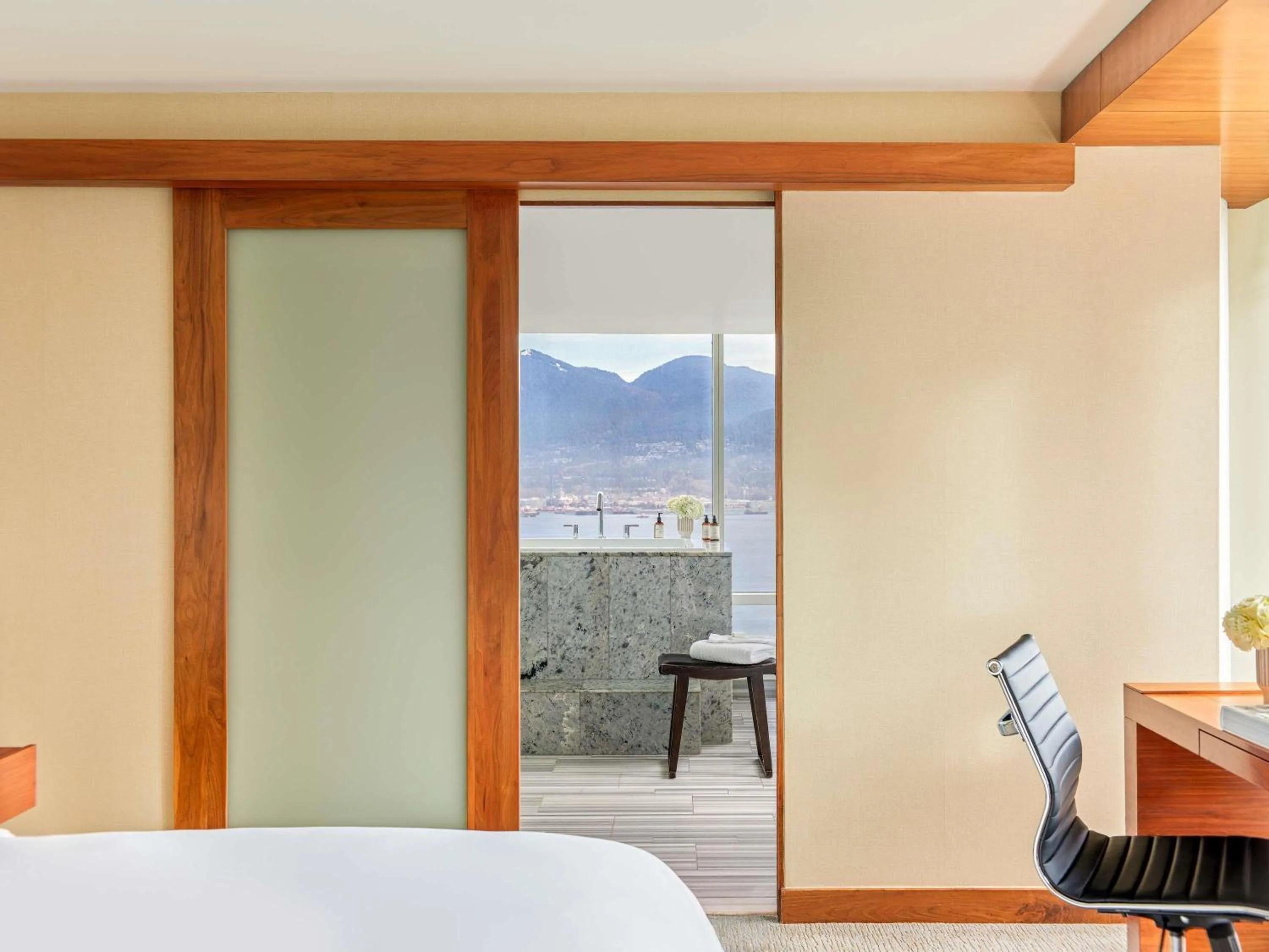 Bedroom, Bed in Fairmont Pacific Rim