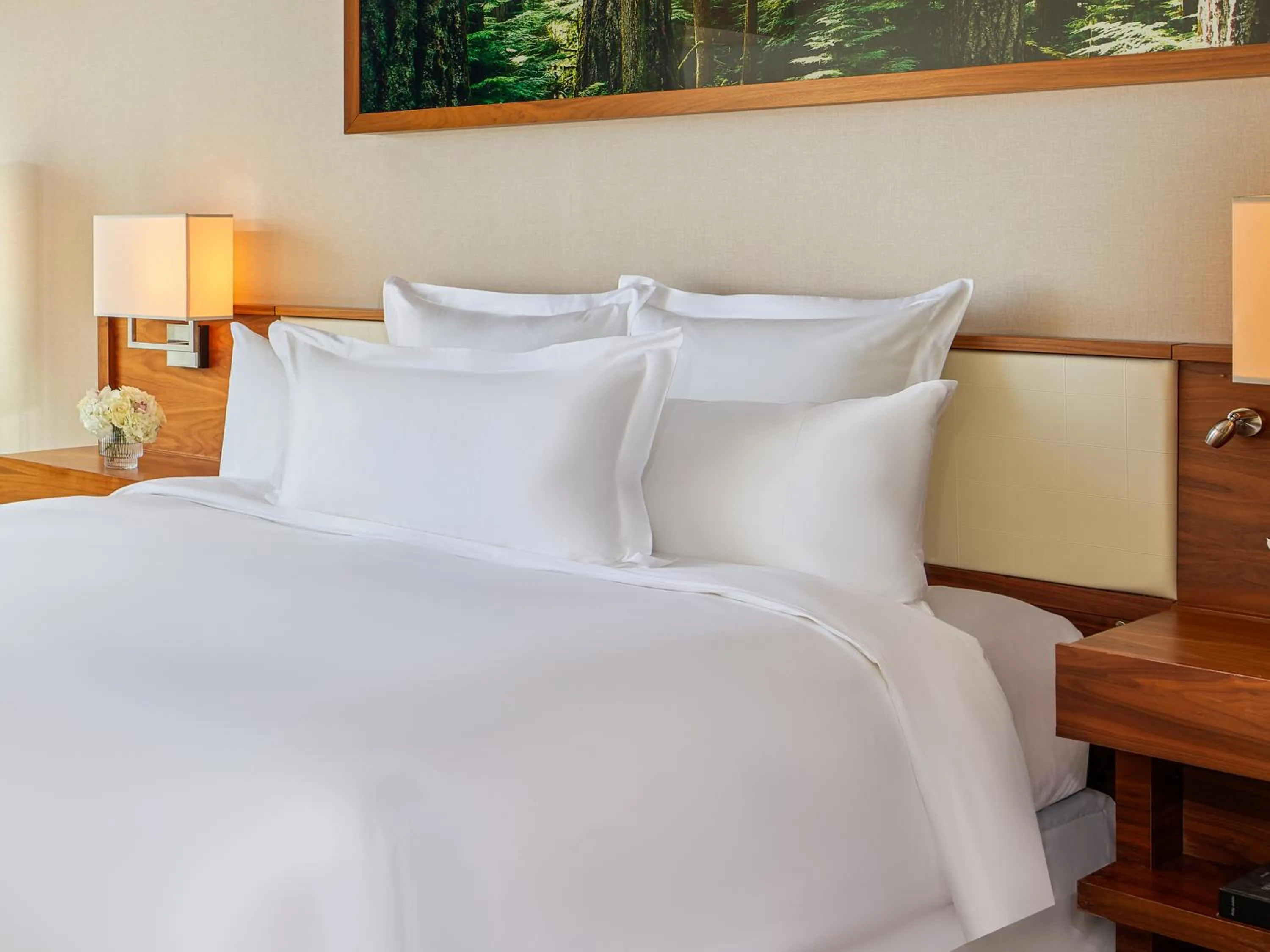 Bedroom, Bed in Fairmont Pacific Rim