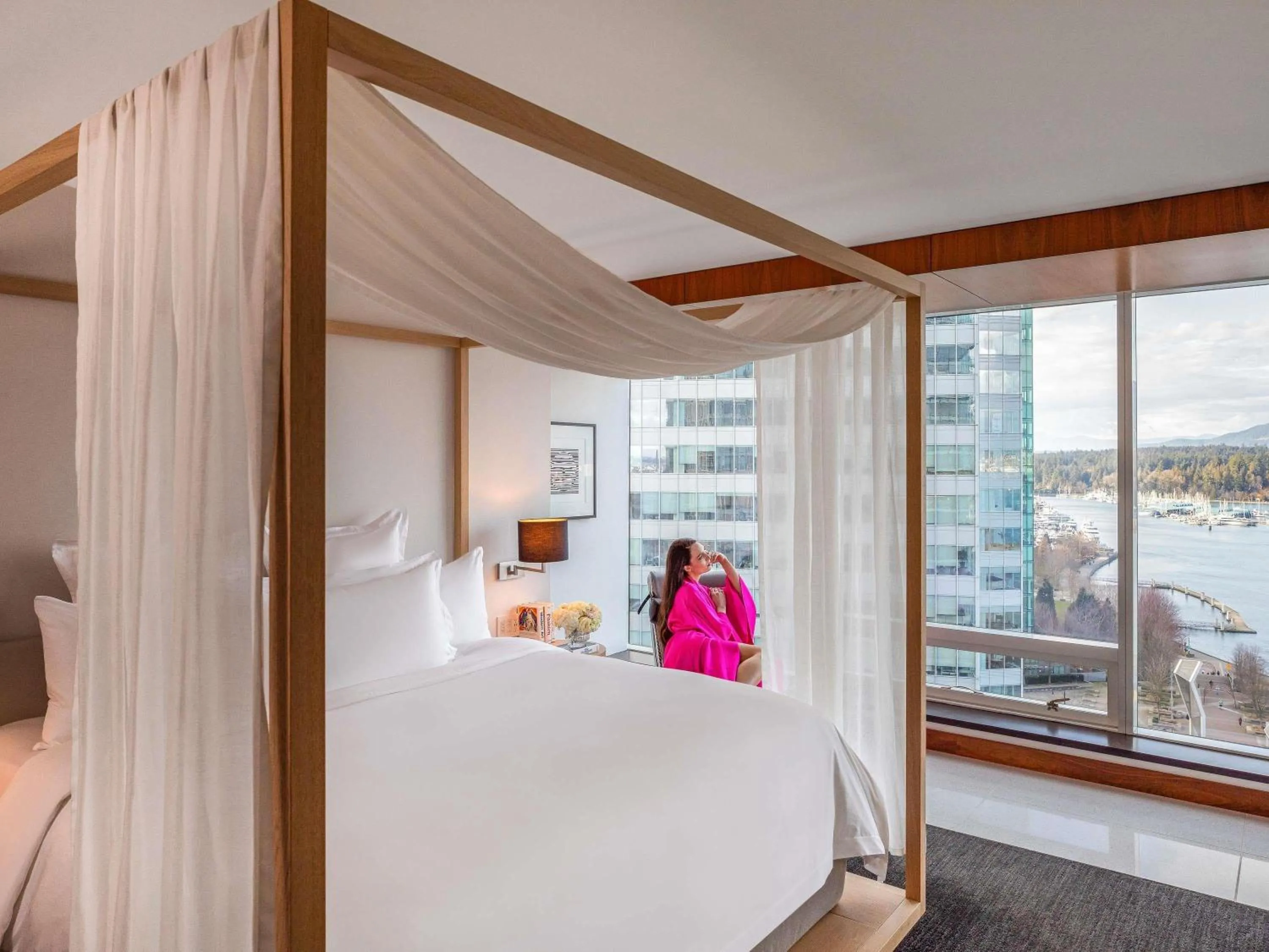 Restaurant/places to eat, Bed in Fairmont Pacific Rim