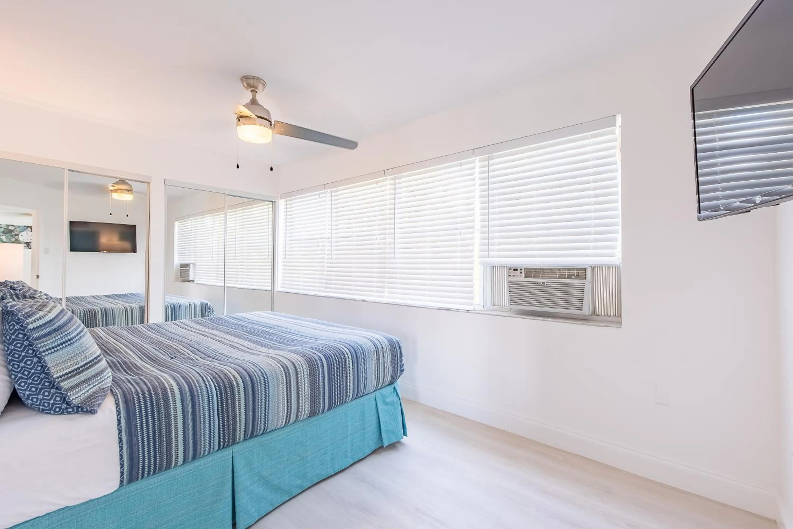 Bed in Sea Beach Plaza