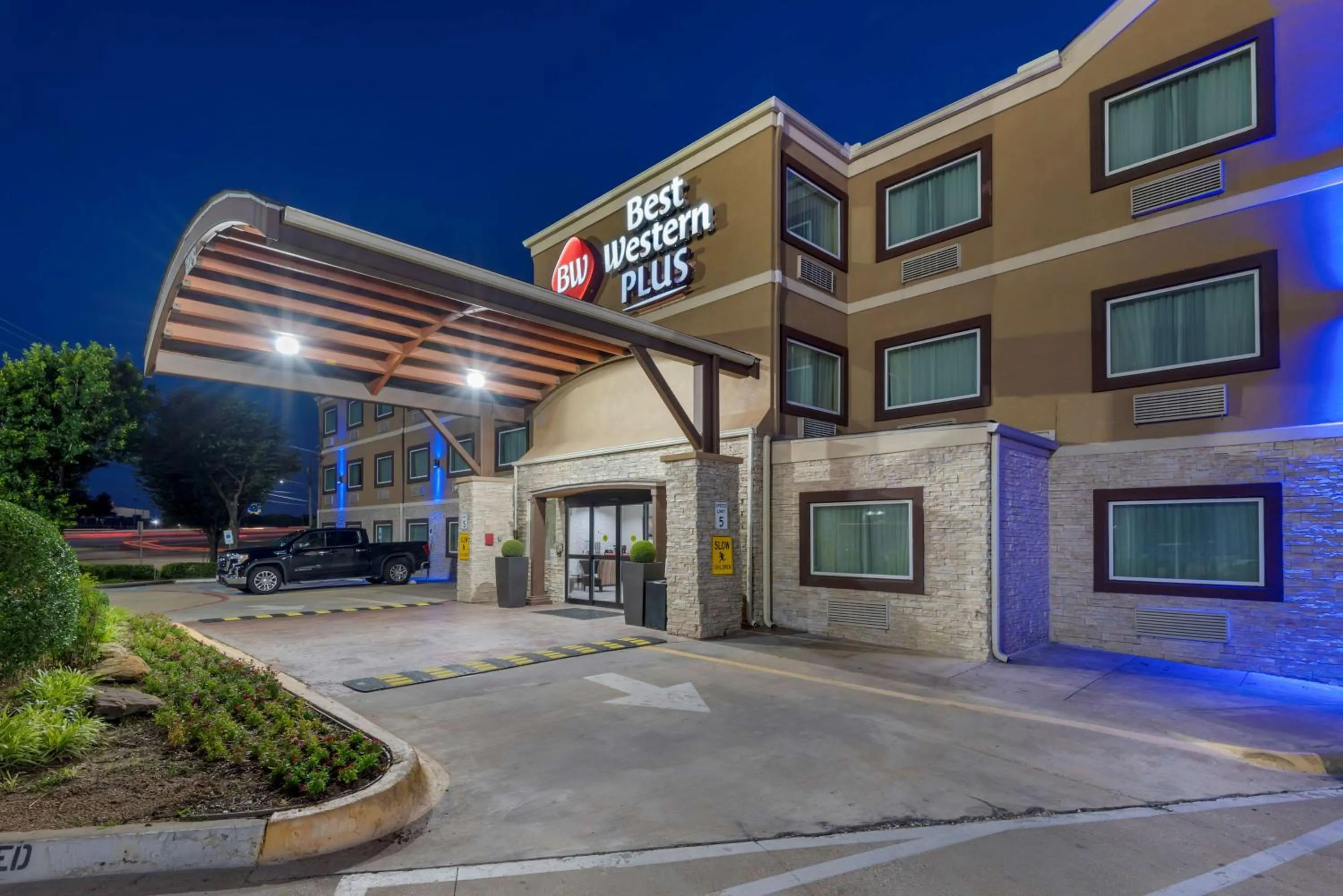 Property building in Best Western Plus Arlington North Hotel & Suites