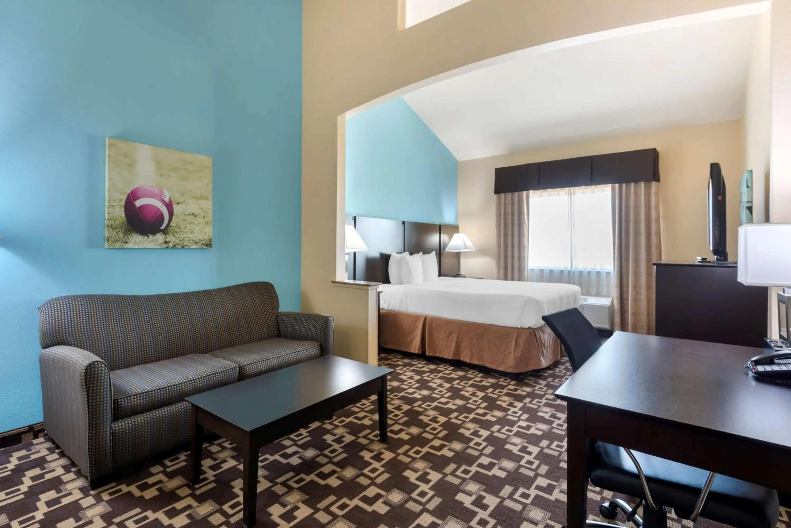 Bedroom, Bed in Best Western Plus Arlington North Hotel & Suites