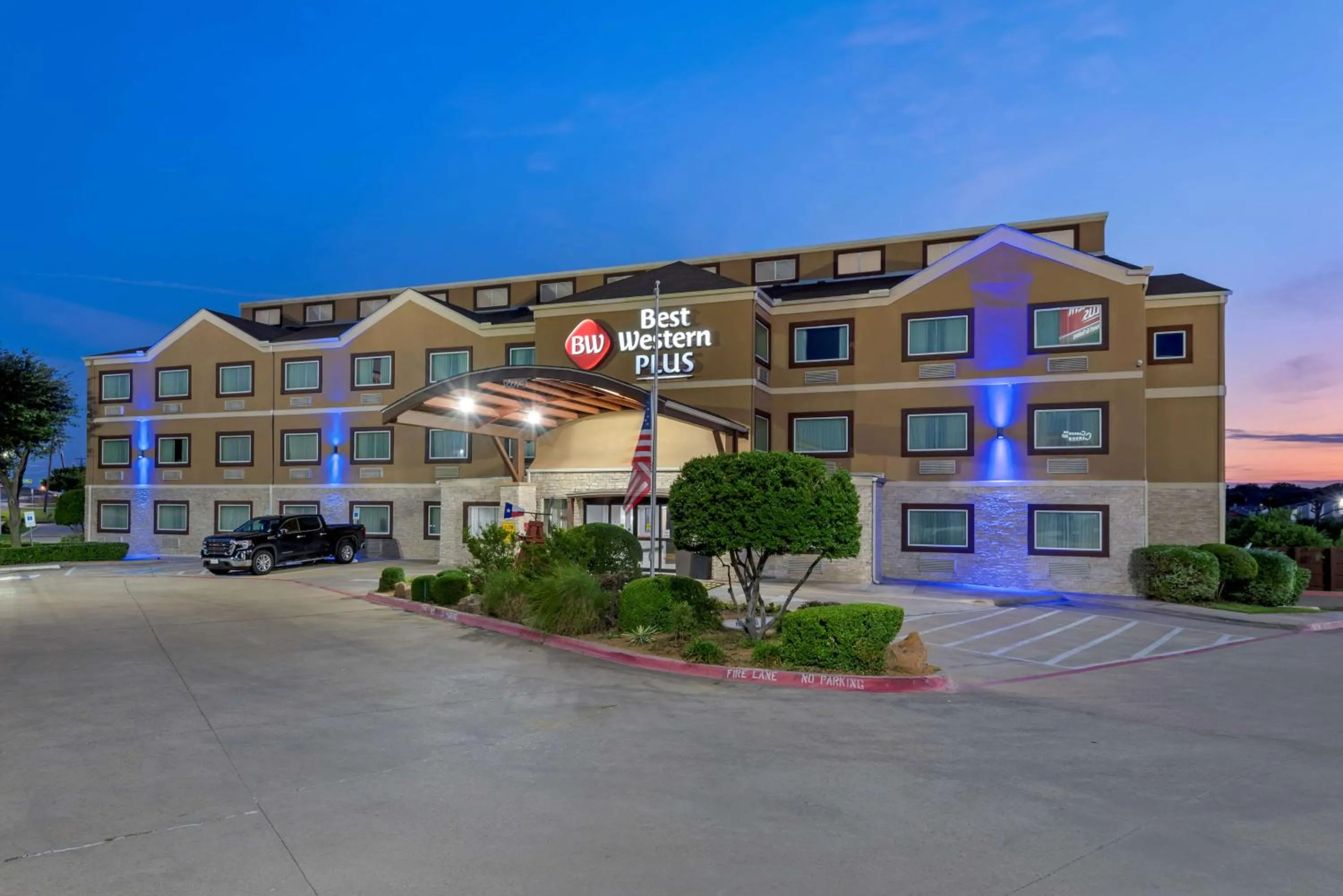 Property building in Best Western Plus Arlington North Hotel & Suites