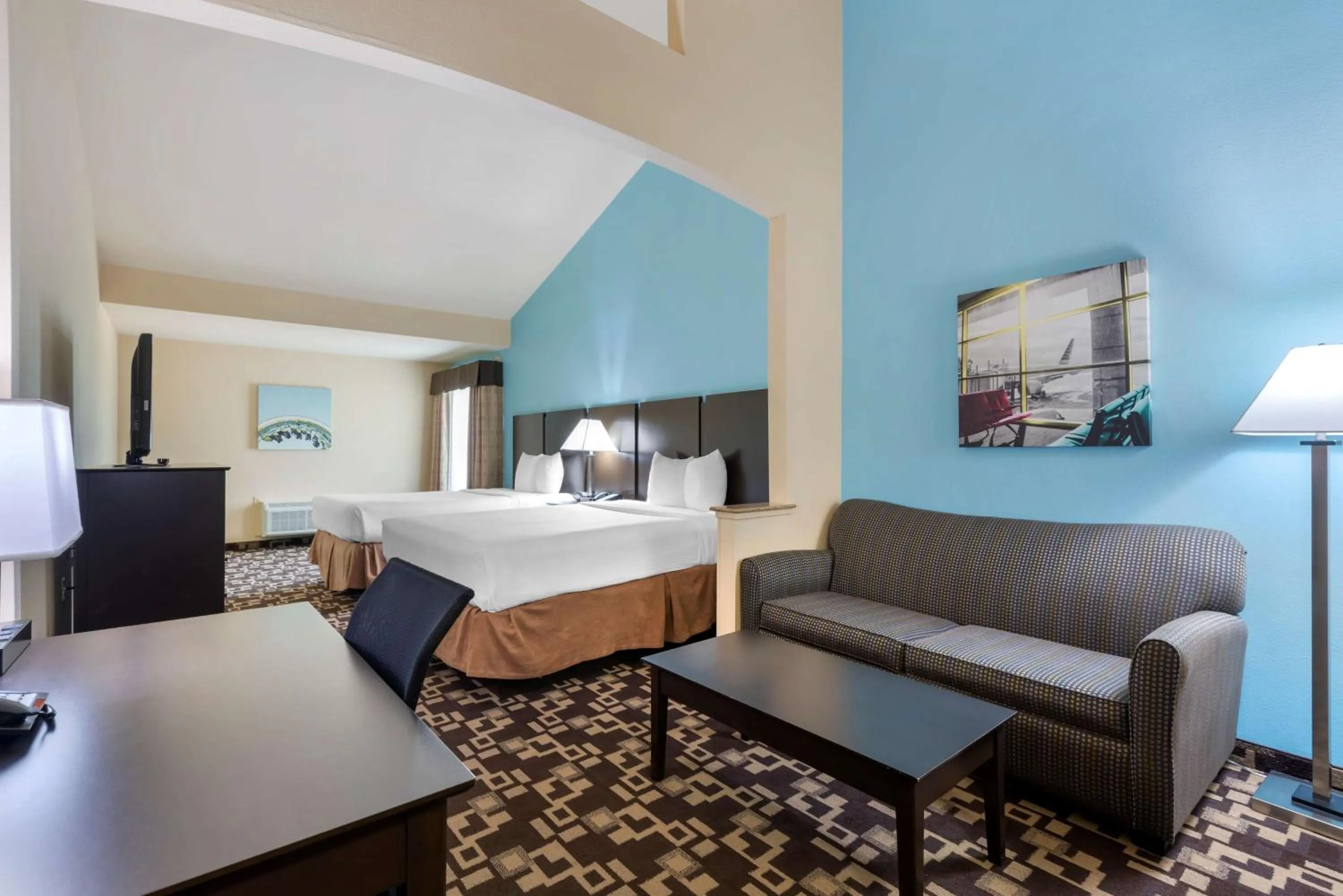 Bedroom, Bed in Best Western Plus Arlington North Hotel & Suites