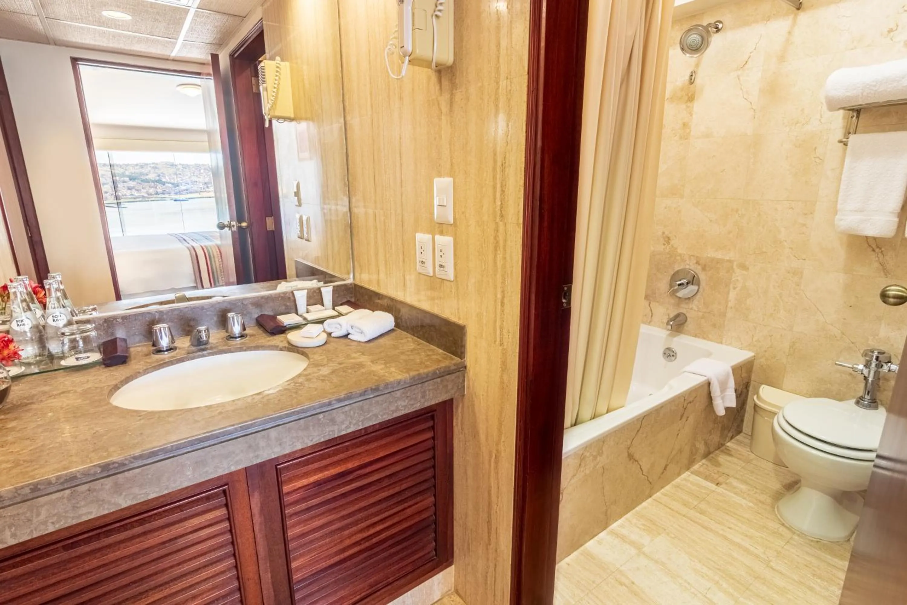 Shower in GHL Hotel Lago Titicaca