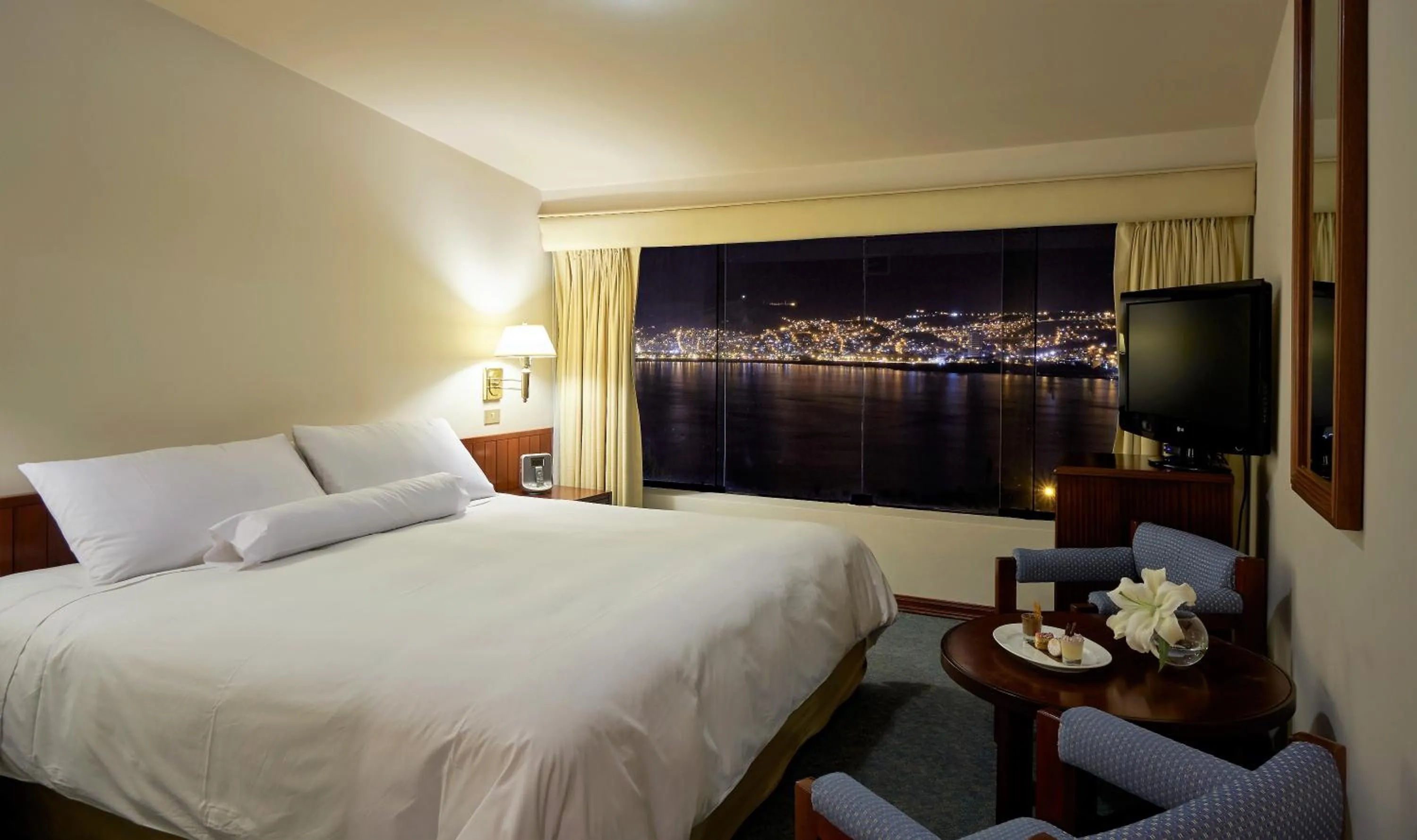 Property building, Bed in GHL Hotel Lago Titicaca