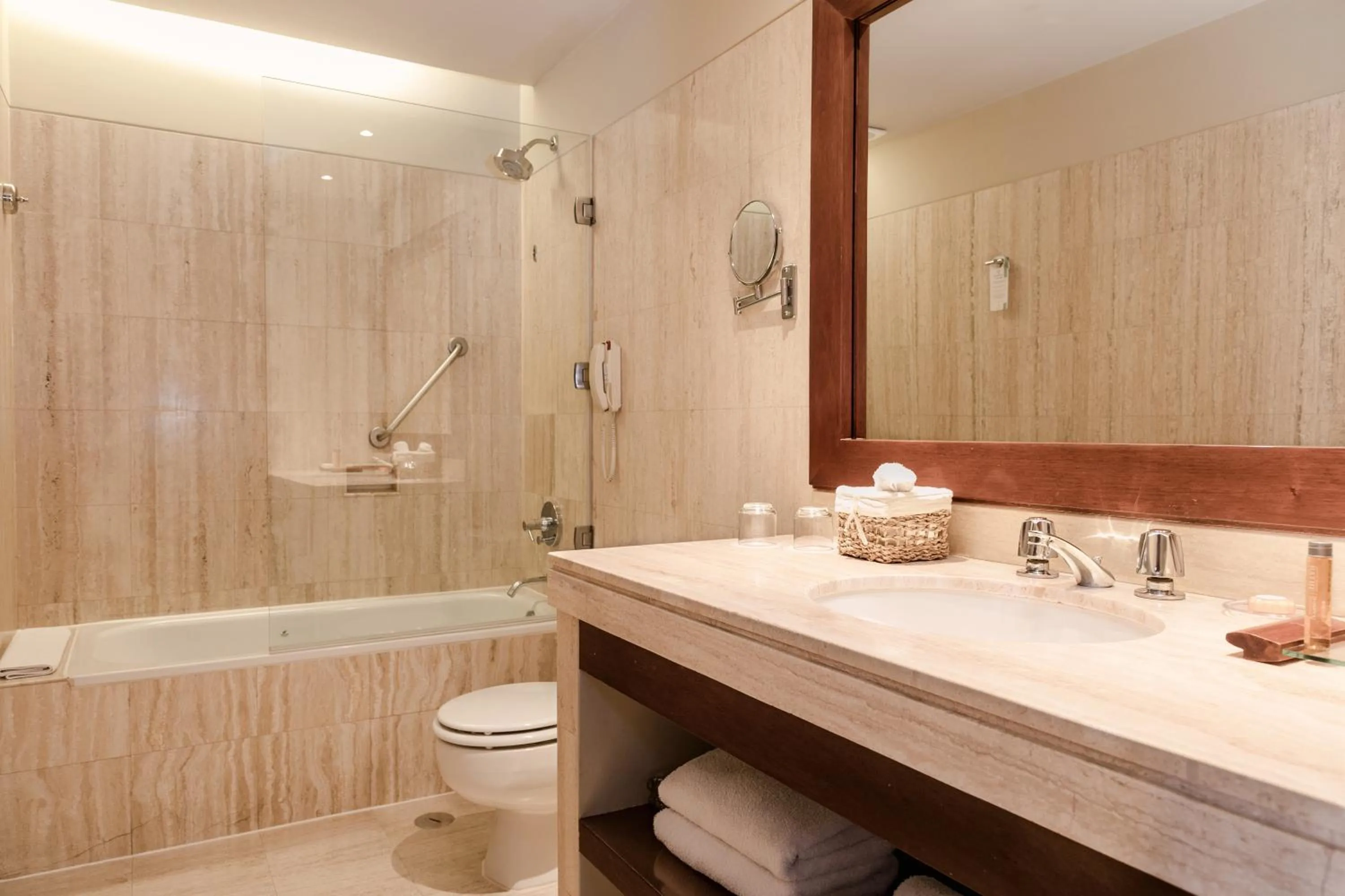 Bathroom in Wyndham Costa del Sol Arequipa