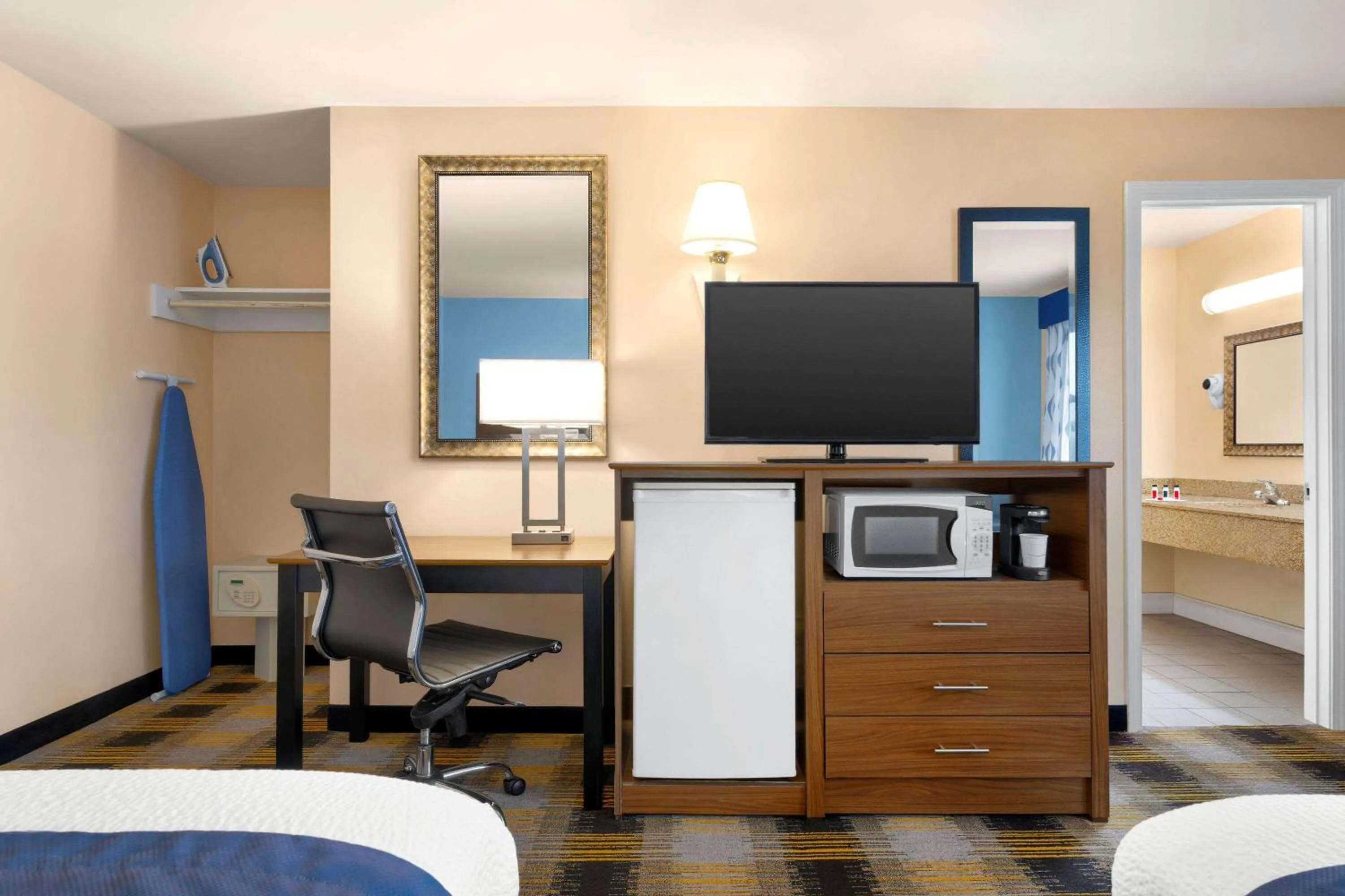 Bedroom, Bed in Days Inn by Wyndham Middletown/Newport Area