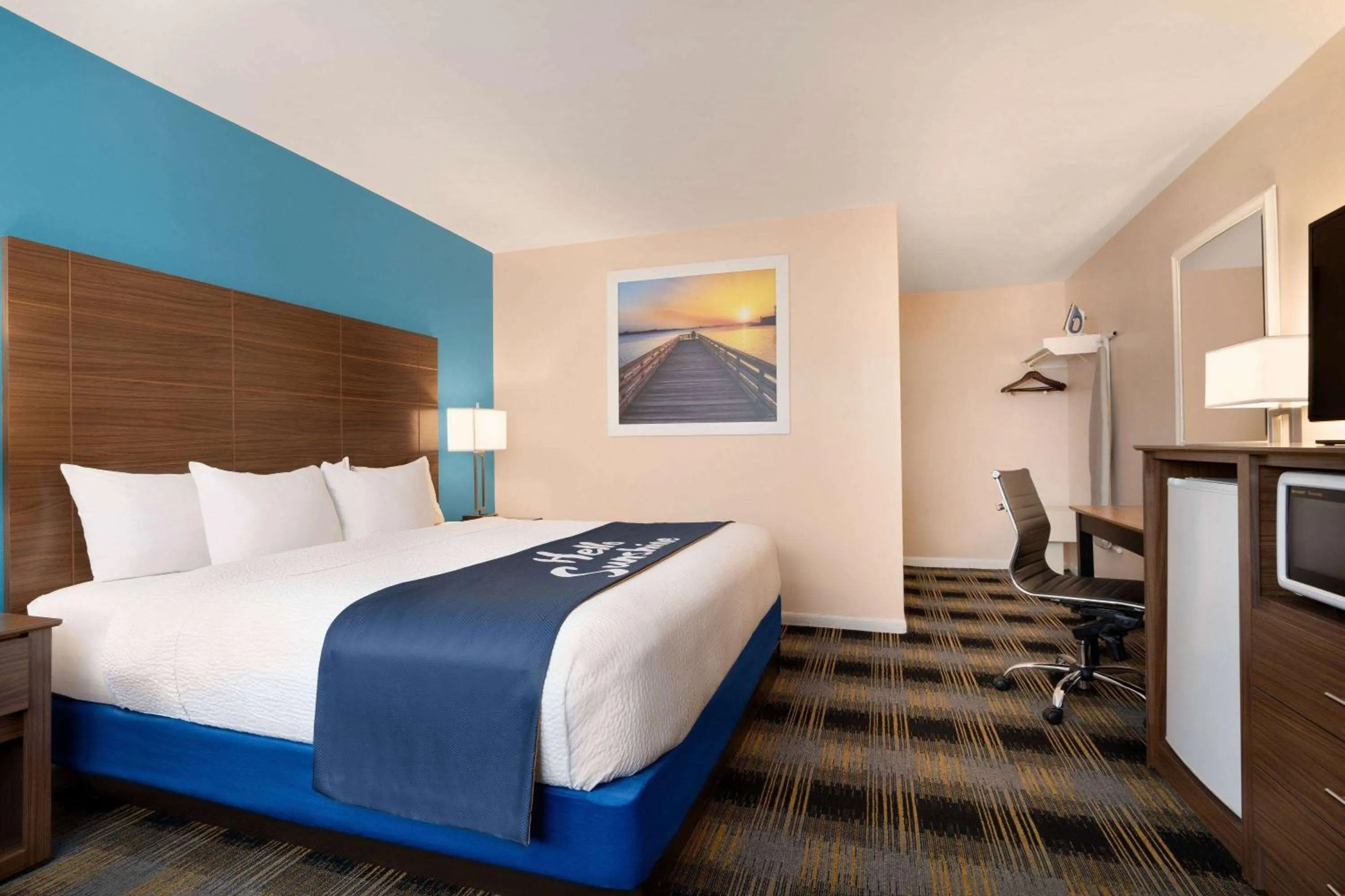 Photo of the whole room, Bed in Days Inn by Wyndham Middletown/Newport Area