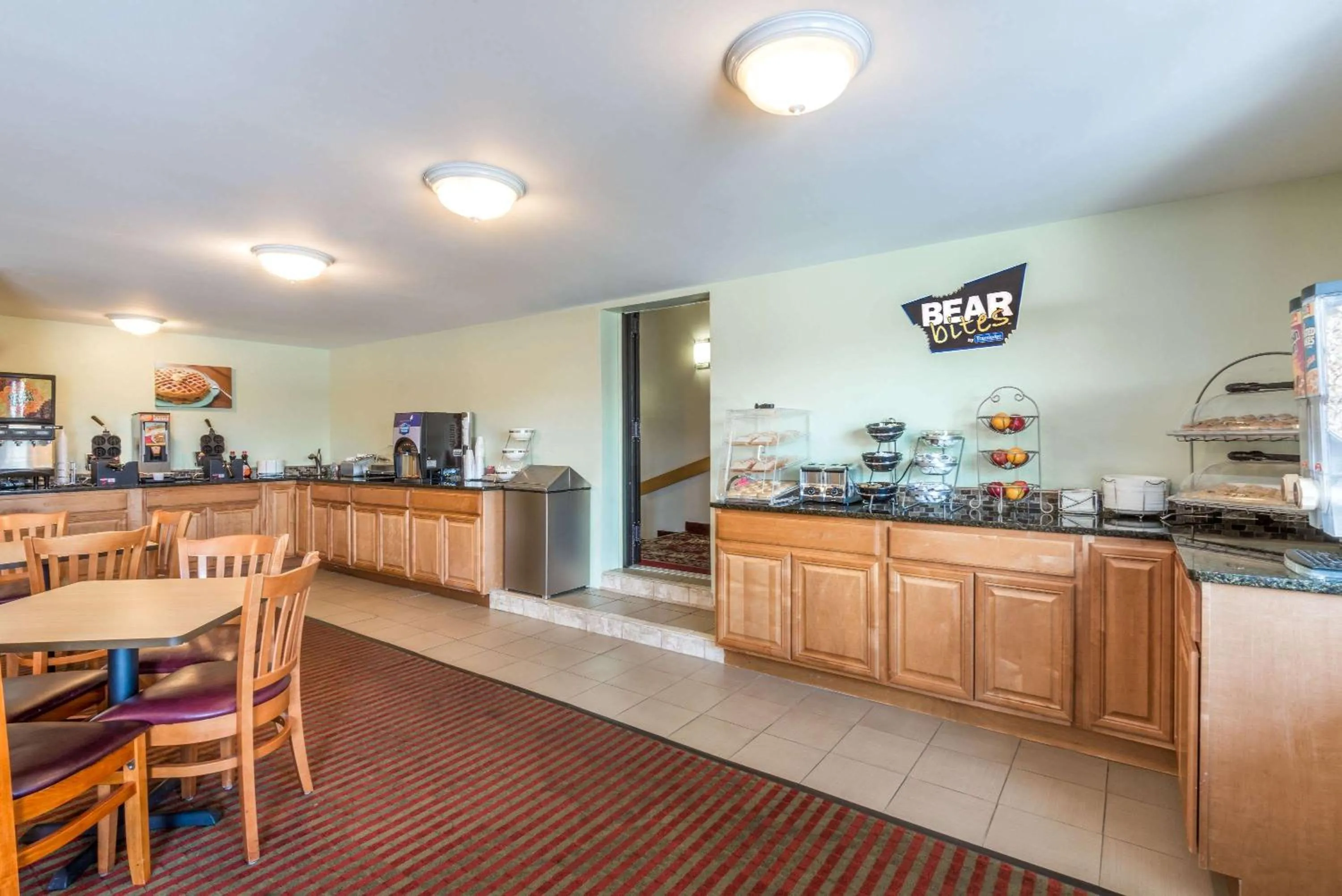 Restaurant/places to eat in Days Inn by Wyndham Middletown/Newport Area