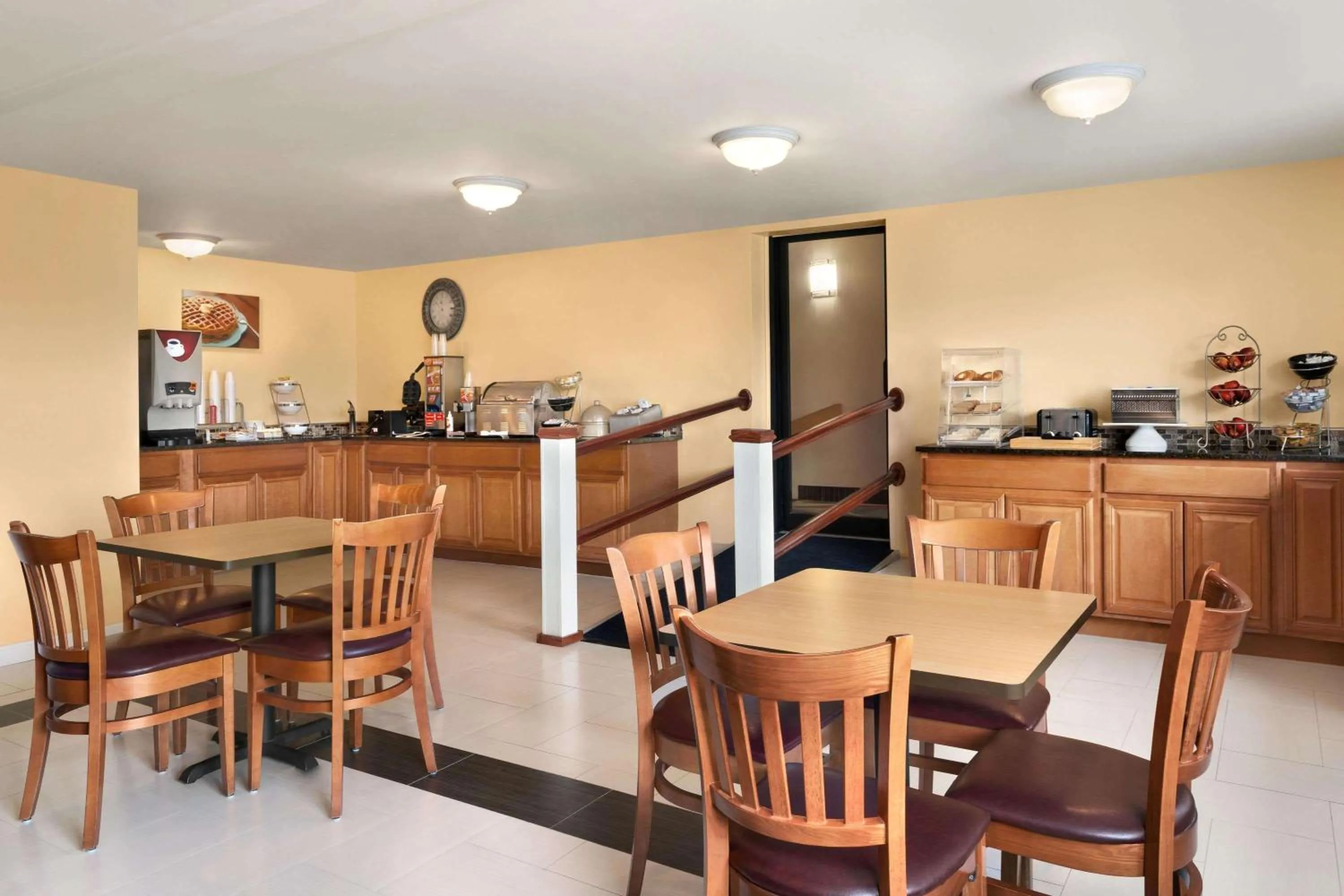 Restaurant/places to eat in Days Inn by Wyndham Middletown/Newport Area