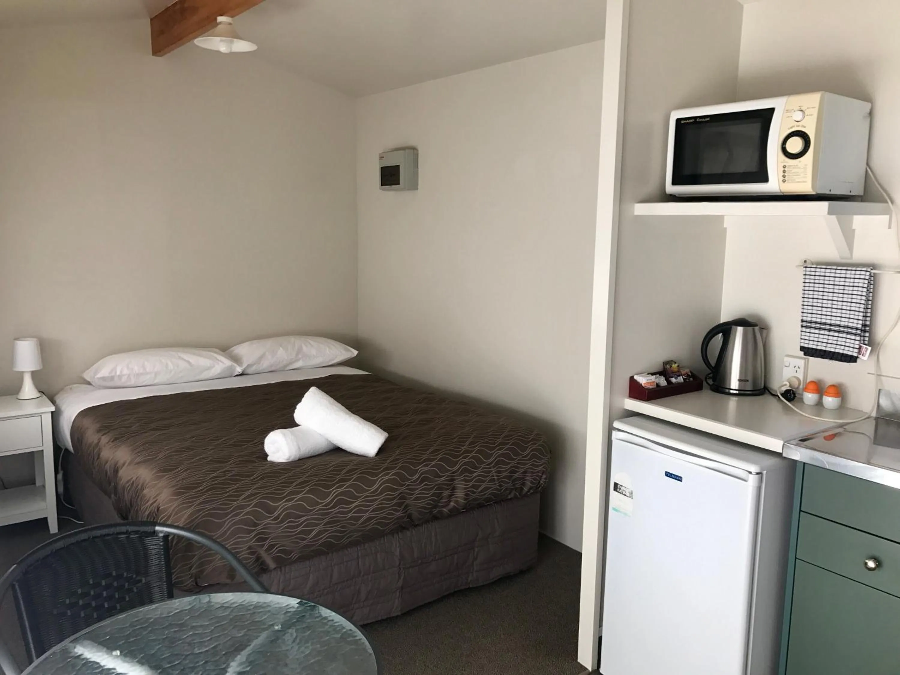 Bed in The Clive Hideaway