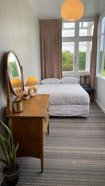 Bed in The Clive Hideaway