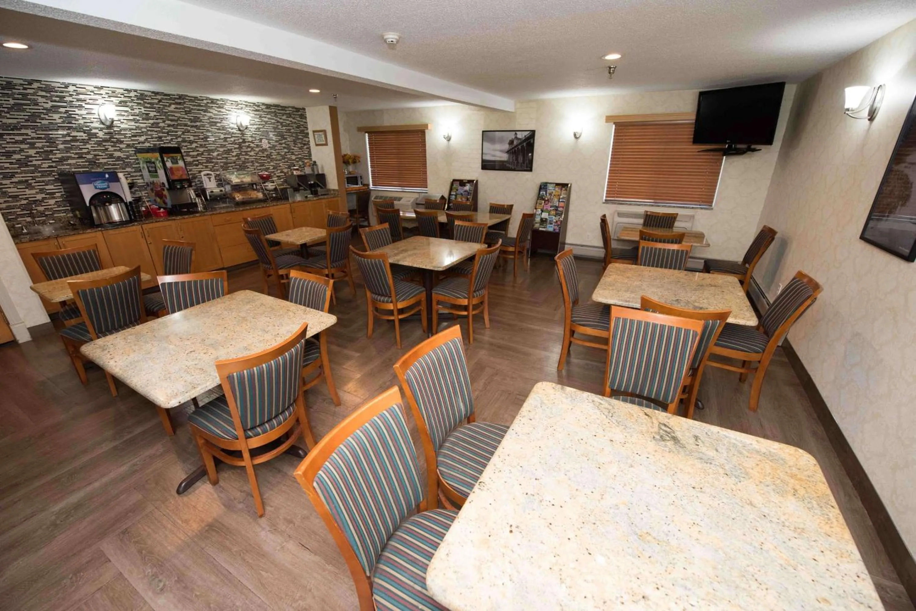 Restaurant/places to eat in Best Western New Baltimore Inn