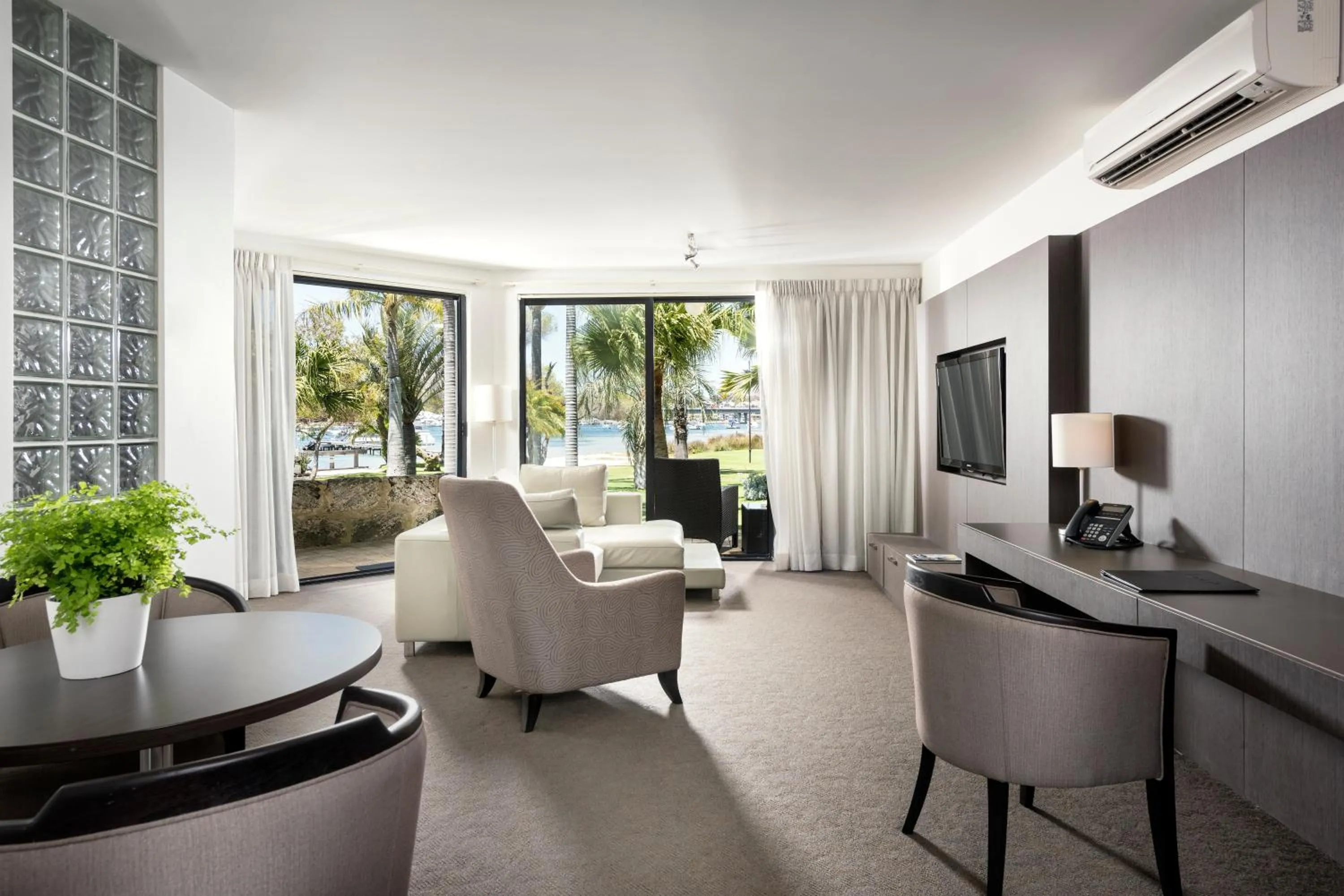 TV and multimedia in Pier 21 Riverside Apartment Hotel