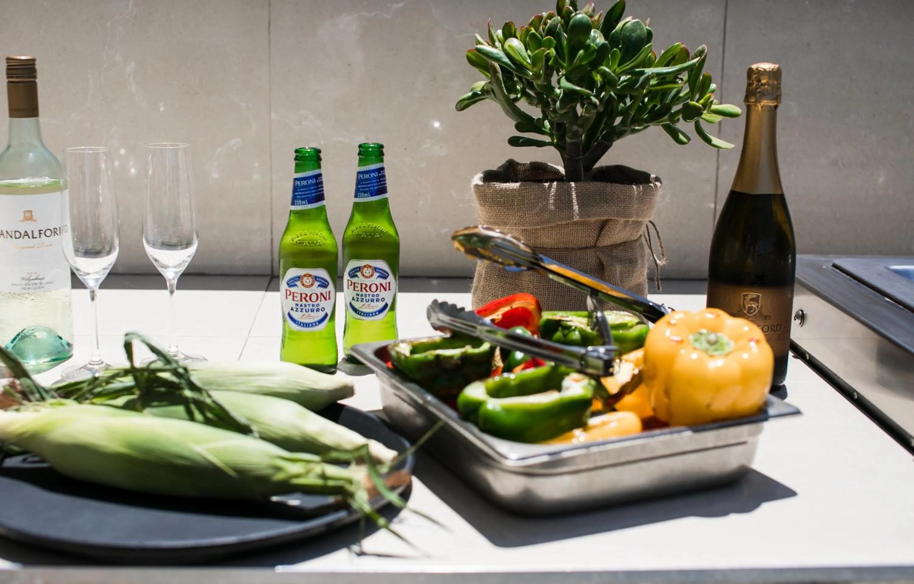 Food and drinks in Pier 21 Riverside Apartment Hotel