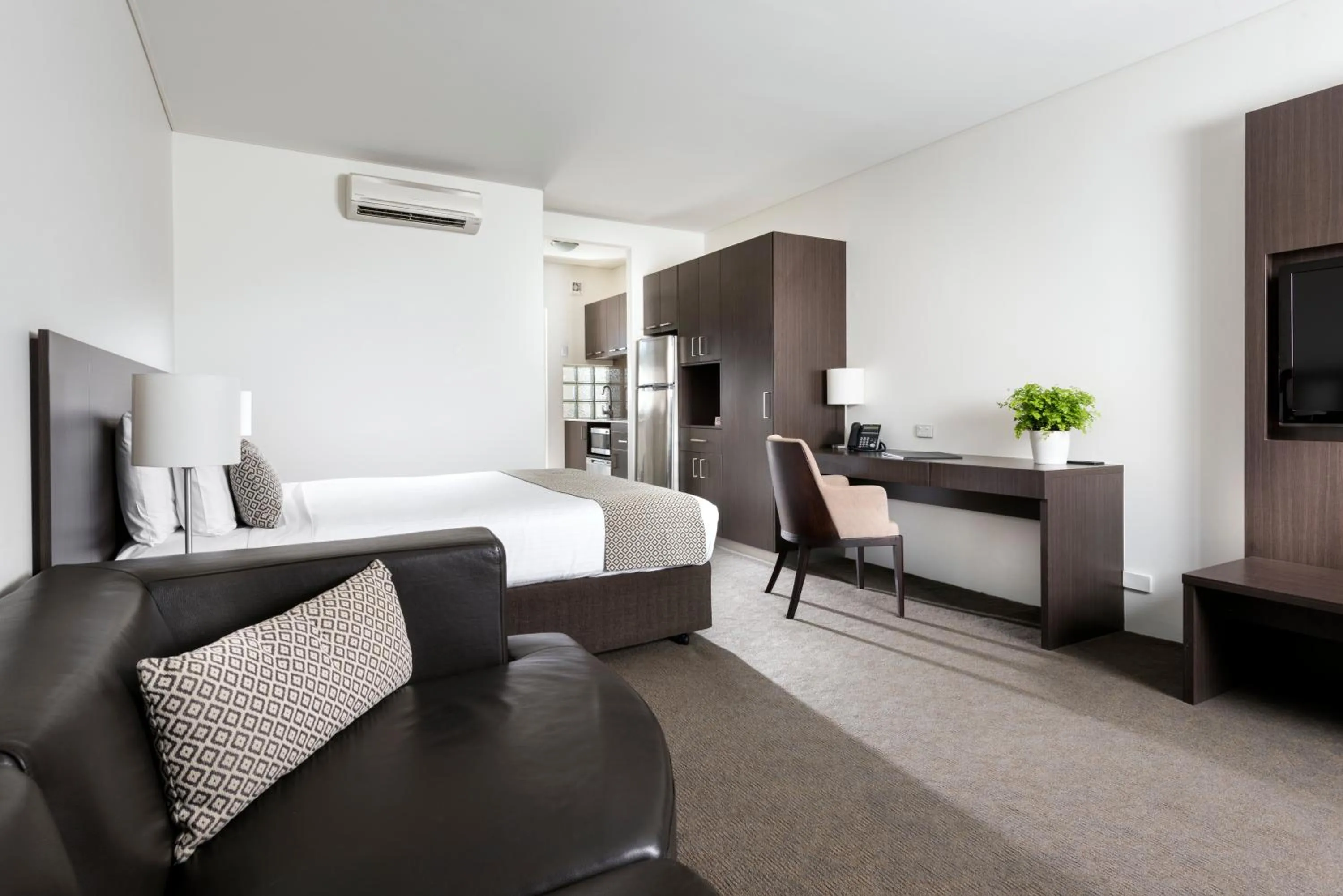 Living room, Bed in Pier 21 Riverside Apartment Hotel