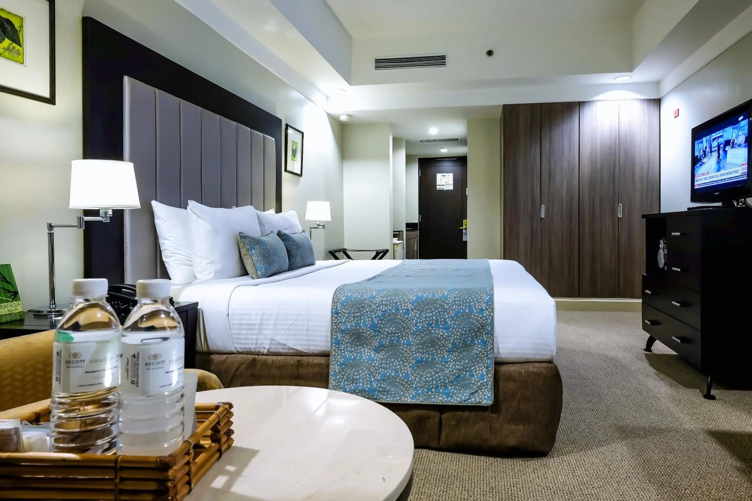 Photo of the whole room, Bed in Somerset Millennium Makati