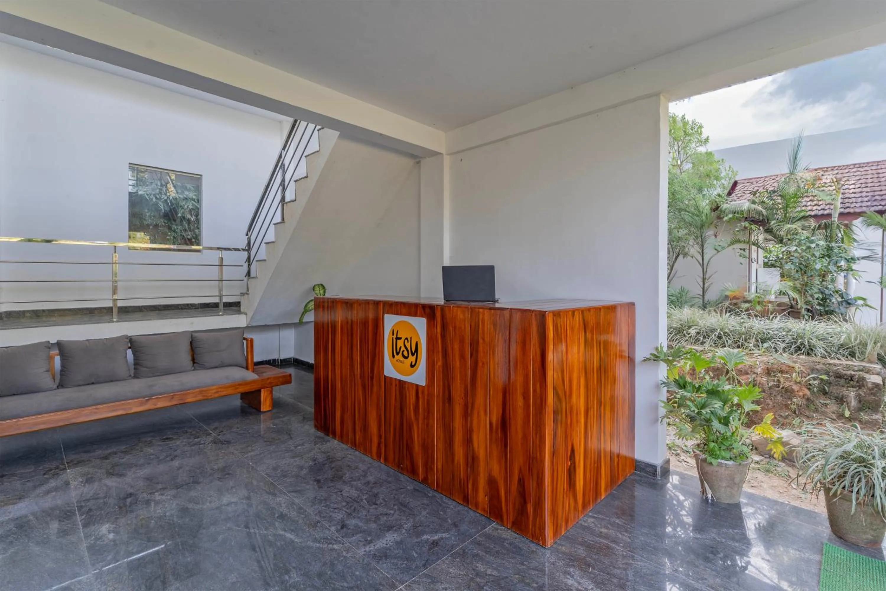 Living room in Itsy Hotels Jammabane Cottage, 5 Minutes To Mountain View Coffee Plantation