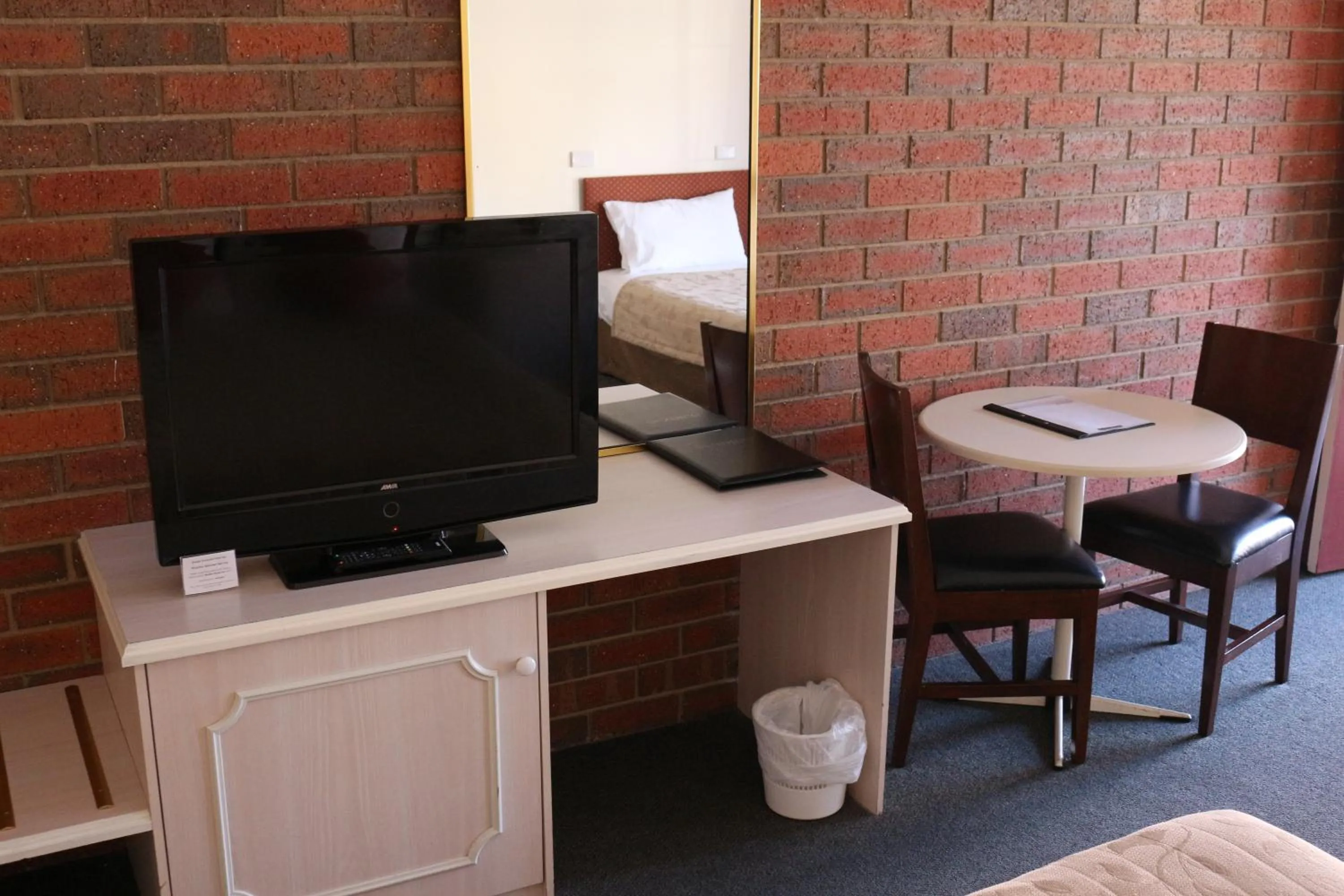 Dining area, Bed in Bendigo Haymarket Motor Inn