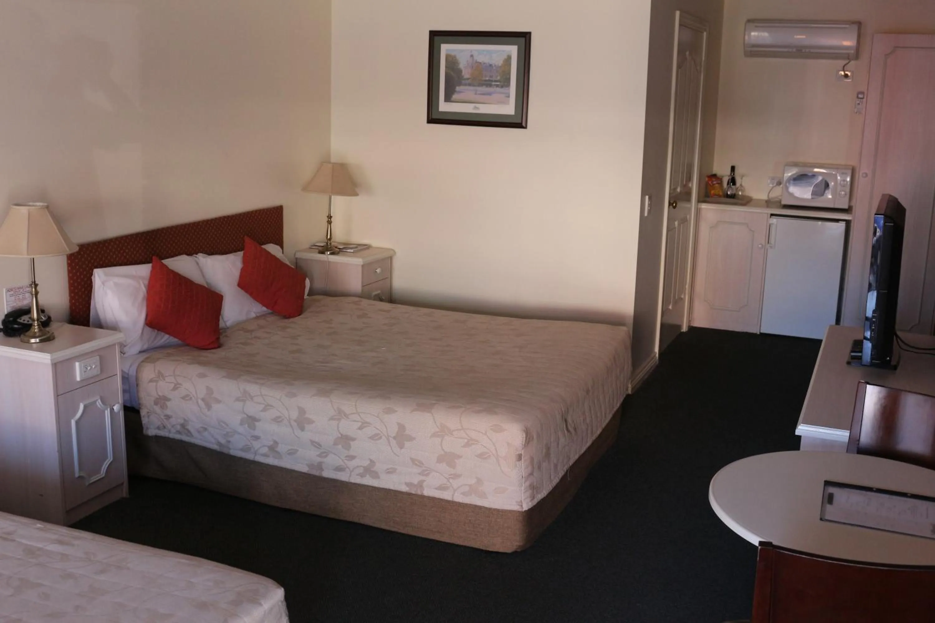 Photo of the whole room, Bed in Bendigo Haymarket Motor Inn
