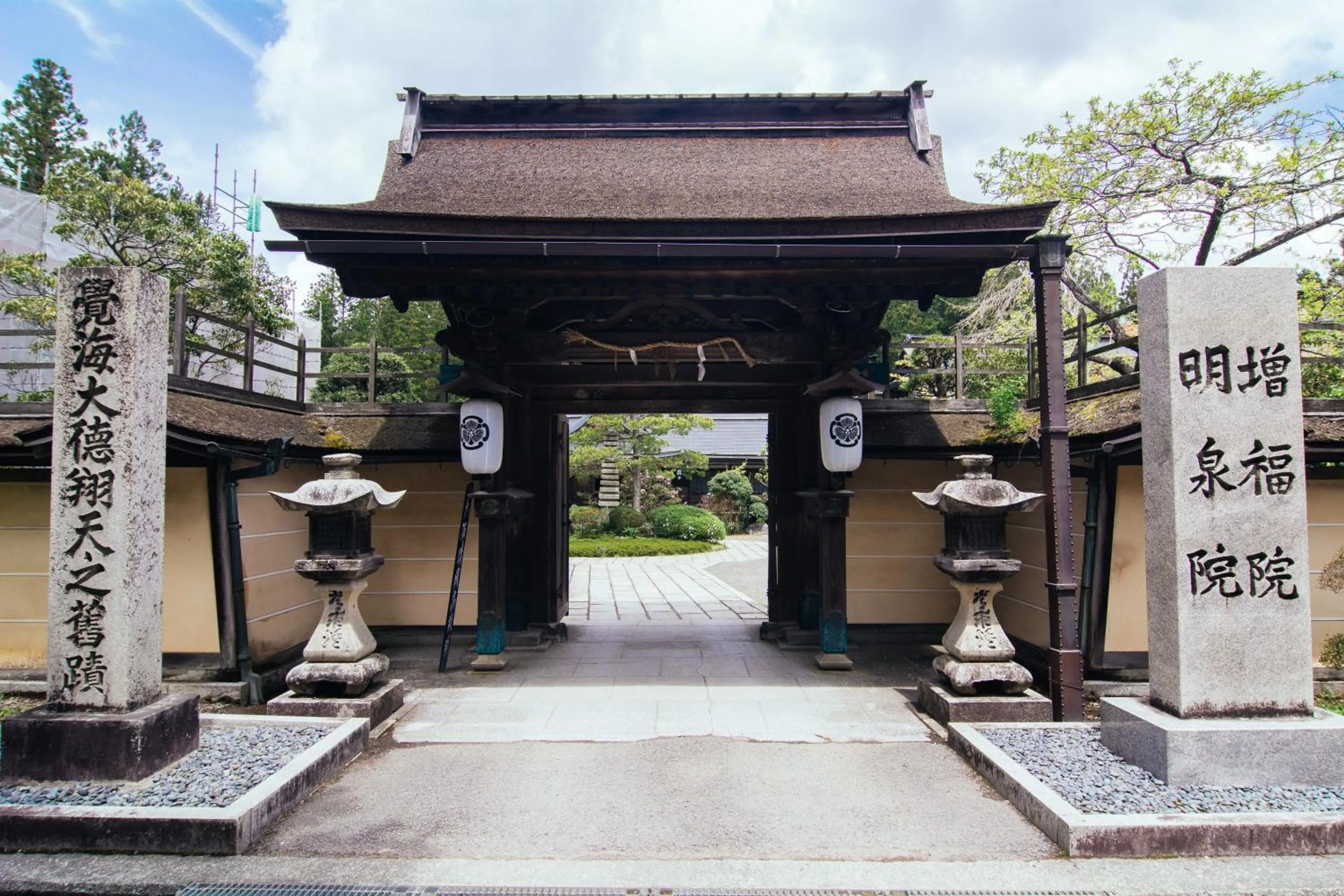 Facade/entrance in 高野山 宿坊 増福院 -Koyasan Shukubo Zofukuin-