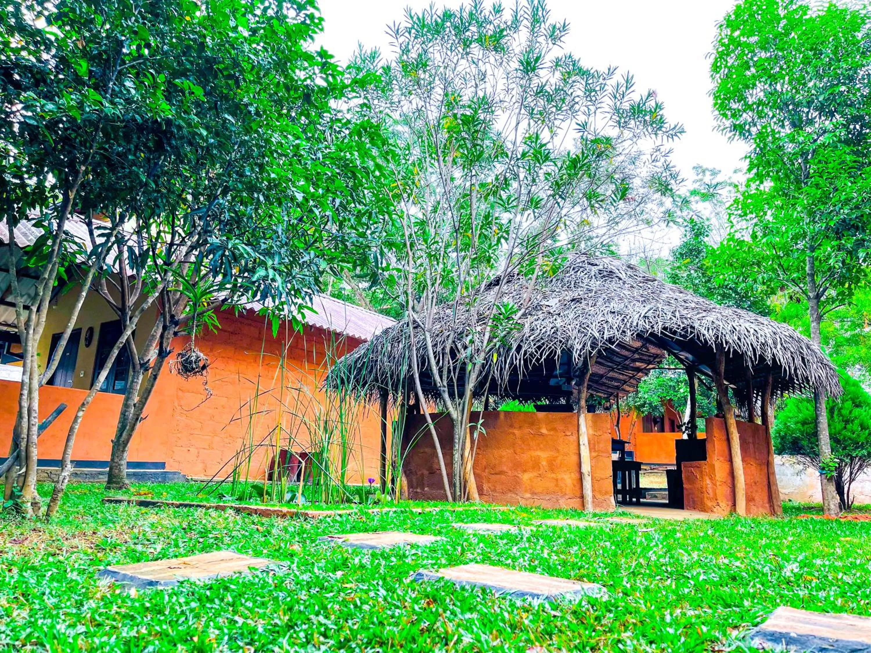 Property building in Hotel Niyagala Lodge Sigiriya