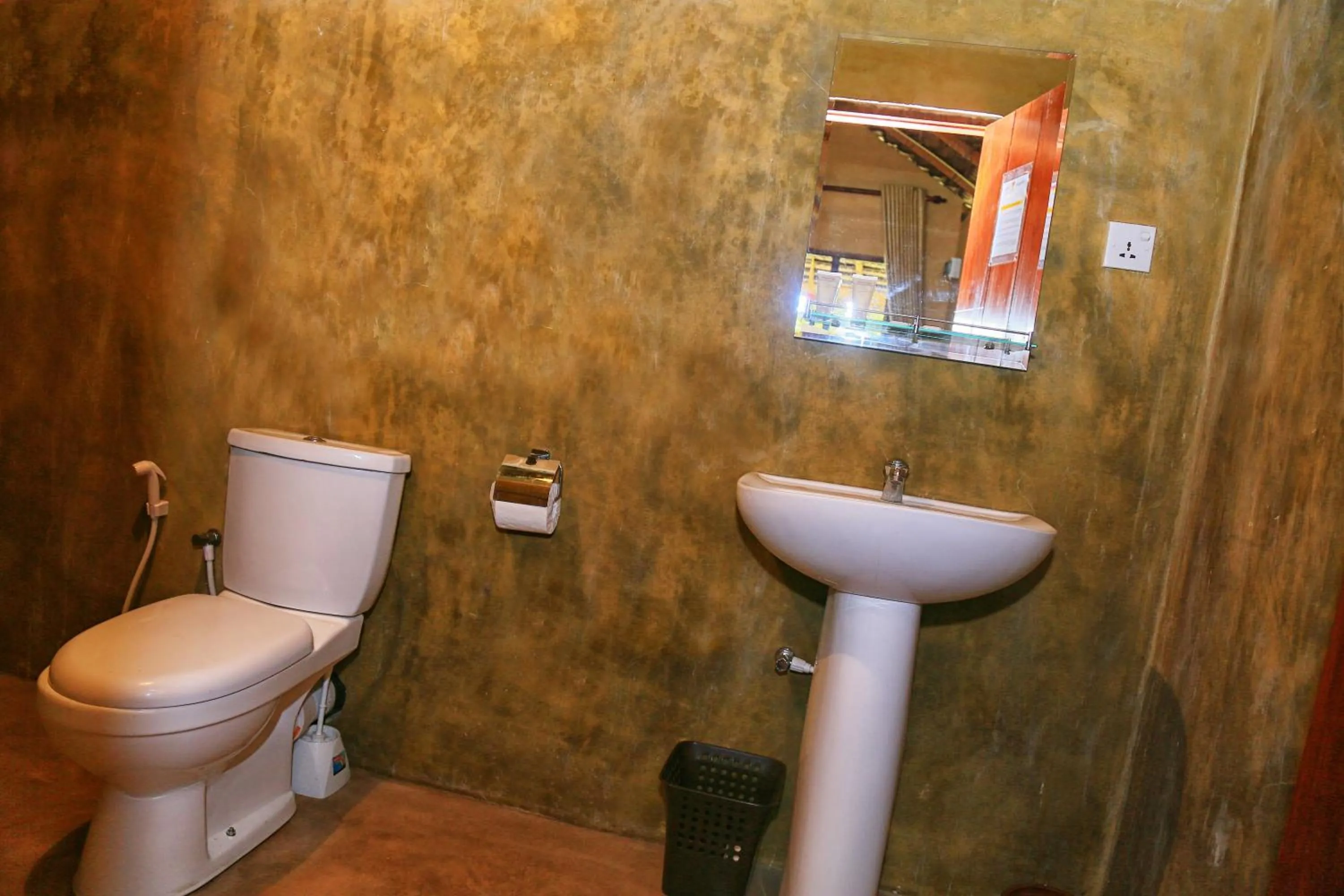 Toilet in Hotel Niyagala Lodge Sigiriya