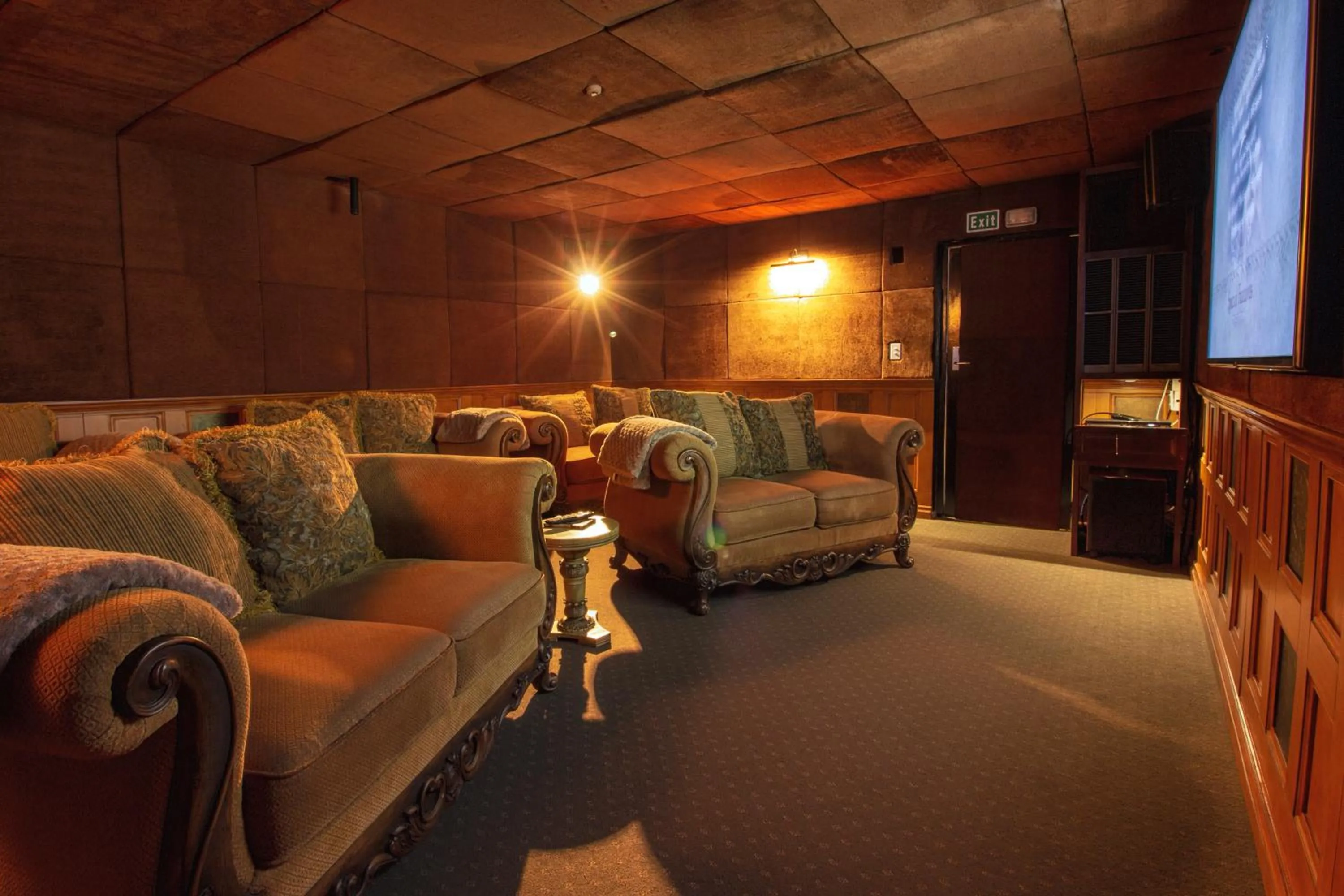 Communal lounge/ TV room in Nugget Point Hotel