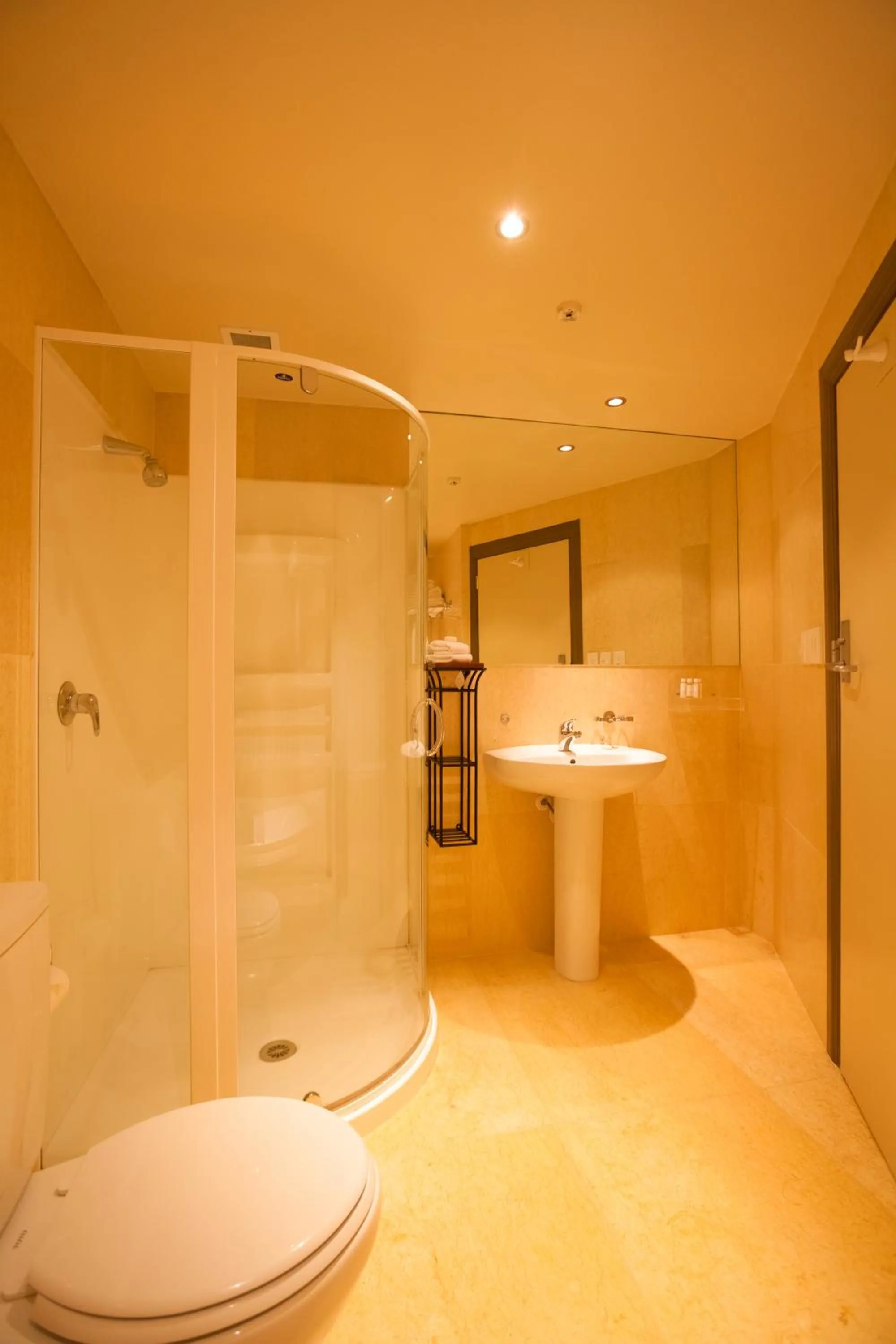 Shower in Nugget Point Hotel