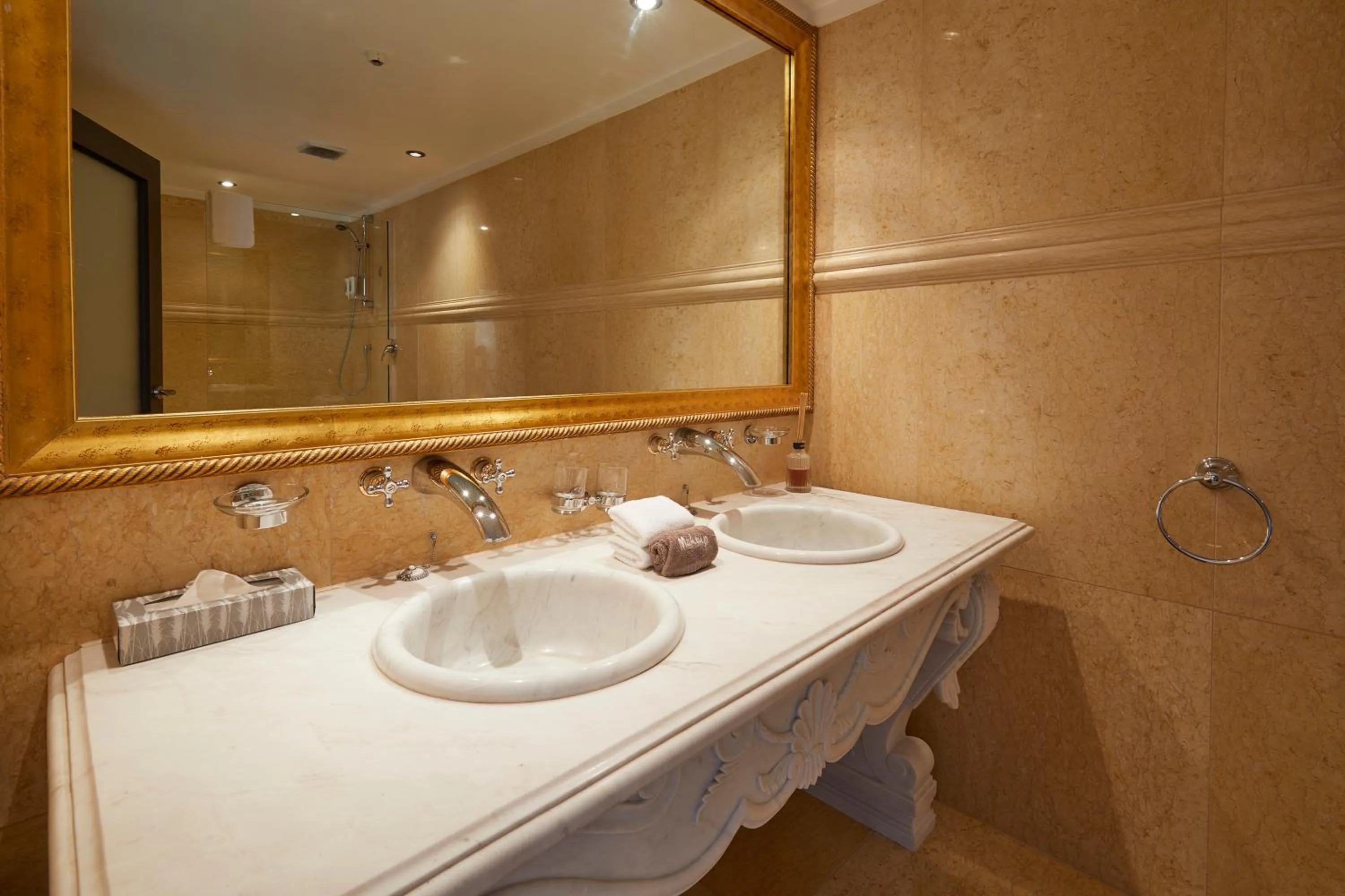 Bathroom in Nugget Point Hotel