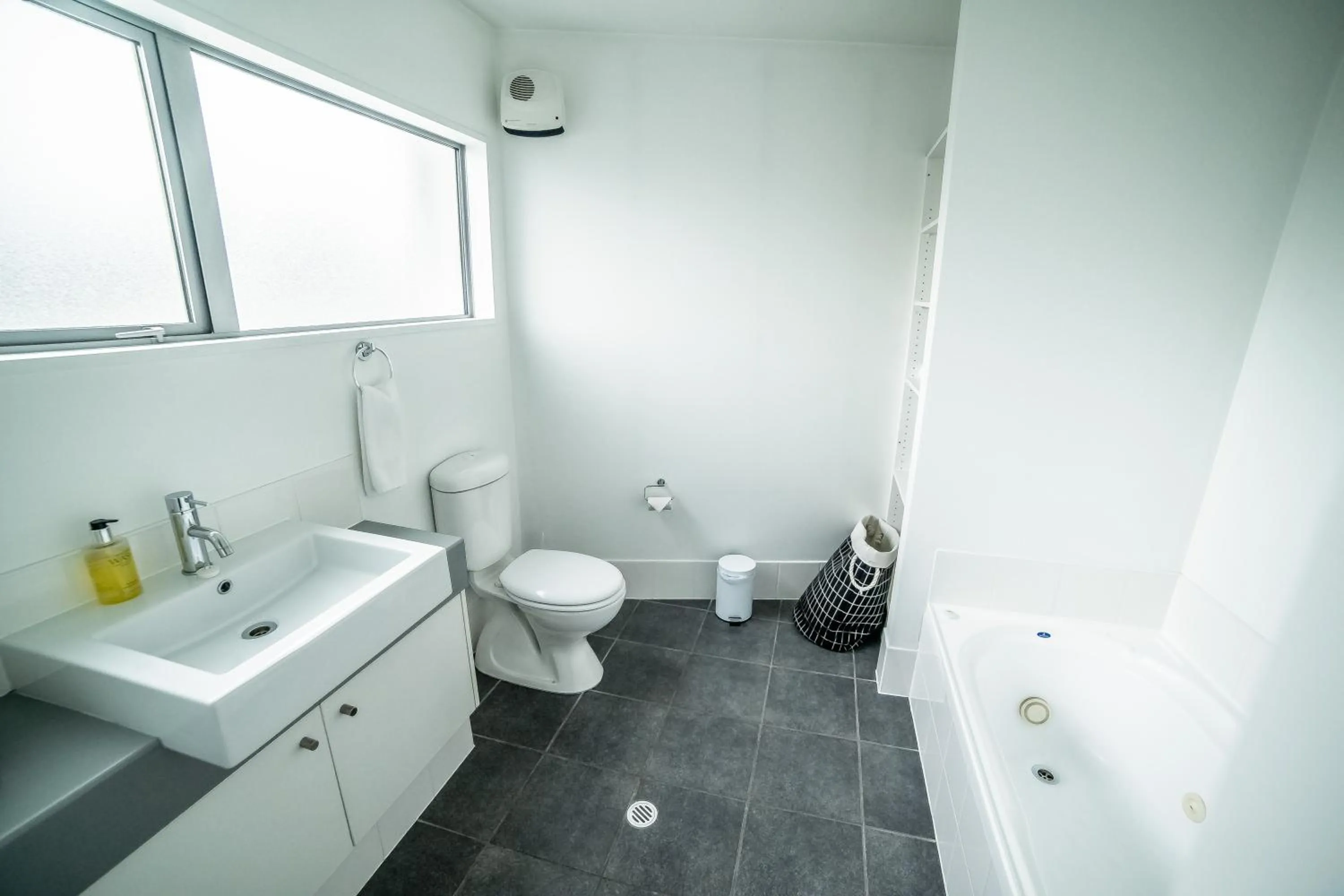 Toilet in Airport Christchurch Motel