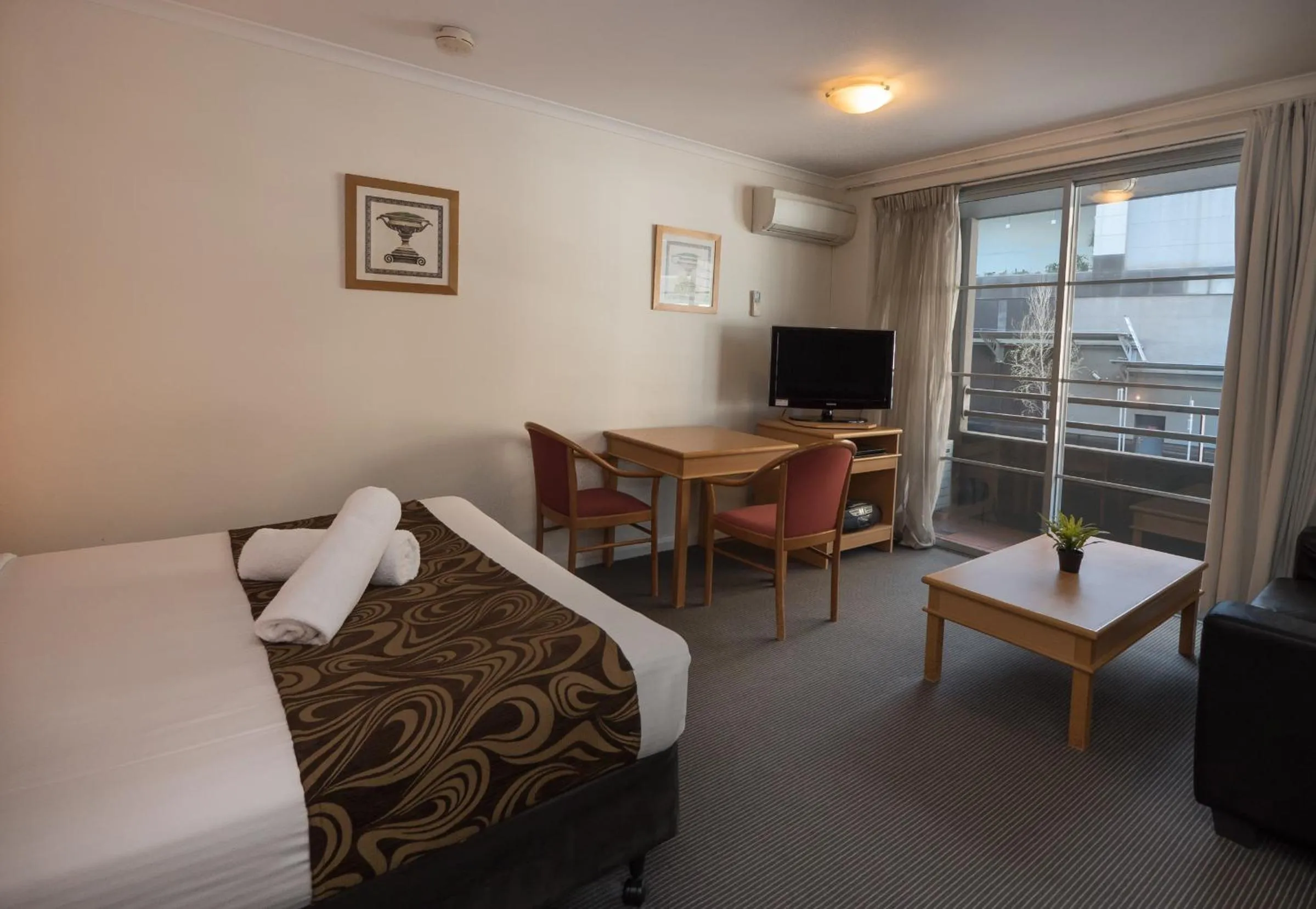 Bedroom, Bed in Napoleon On Kent