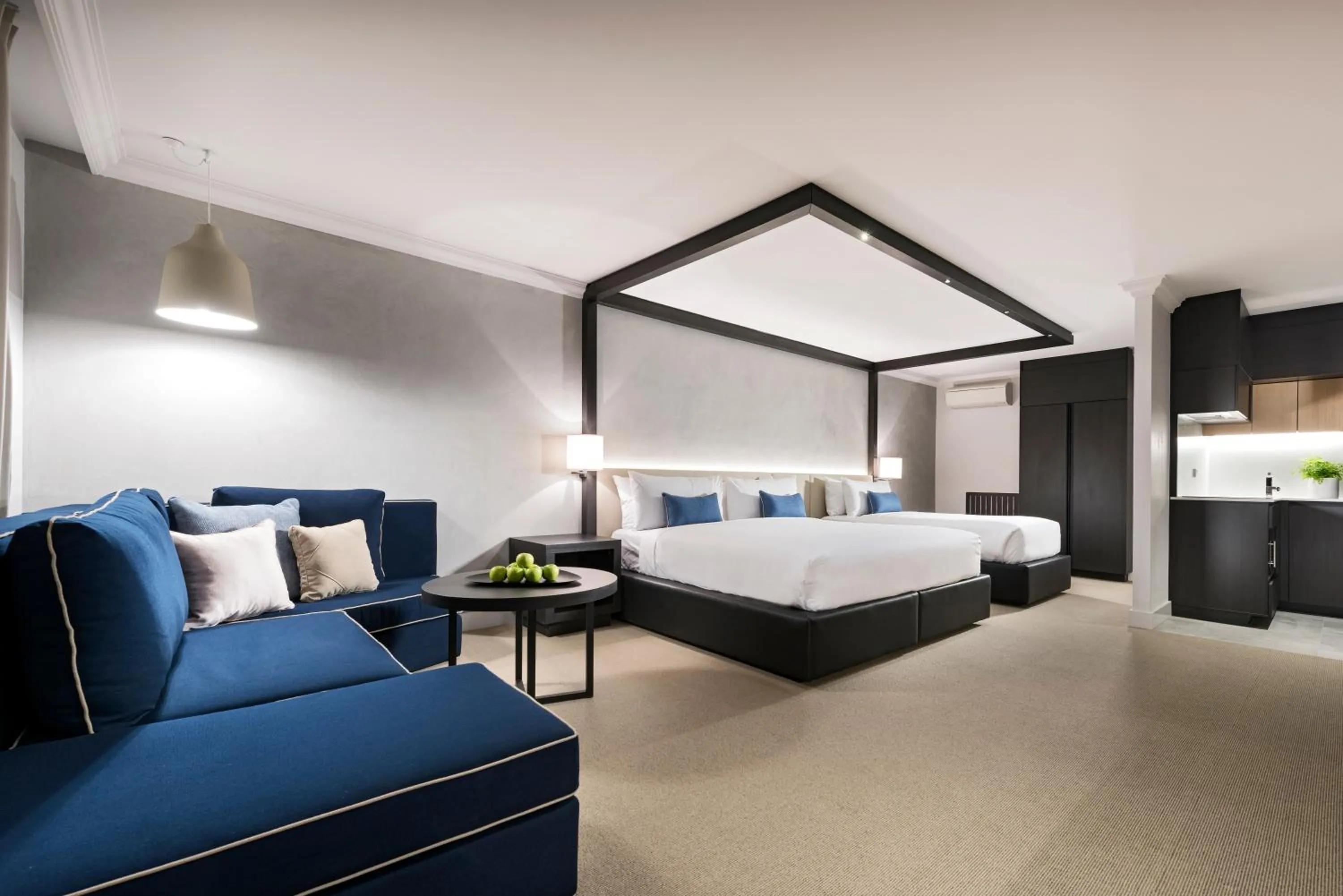 Kitchen or kitchenette, Bed in Tradewinds Hotel and Suites Fremantle