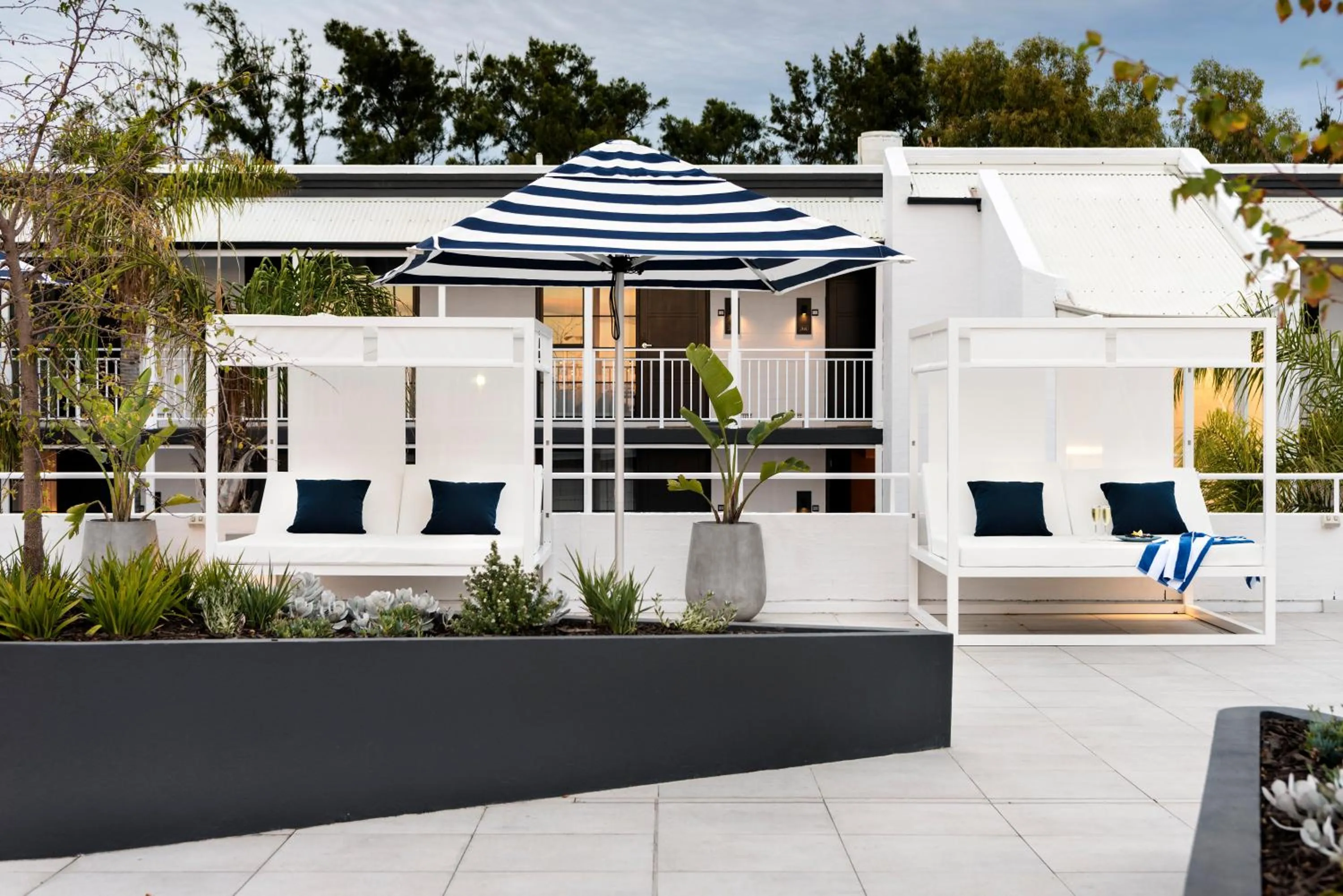 Entertainment in Tradewinds Hotel and Suites Fremantle