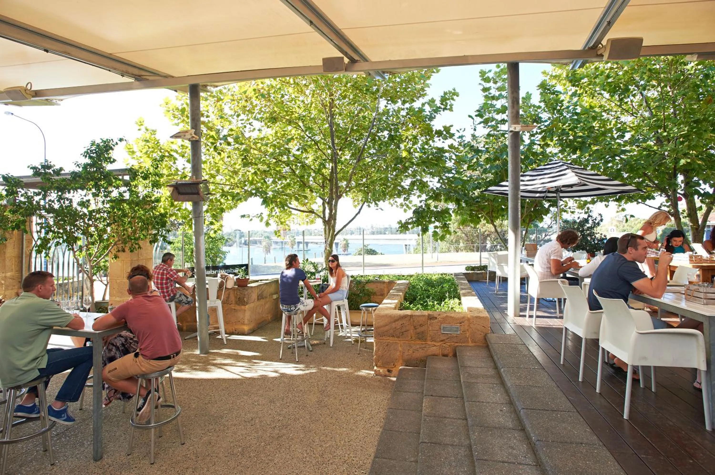 Restaurant/places to eat in Tradewinds Hotel and Suites Fremantle