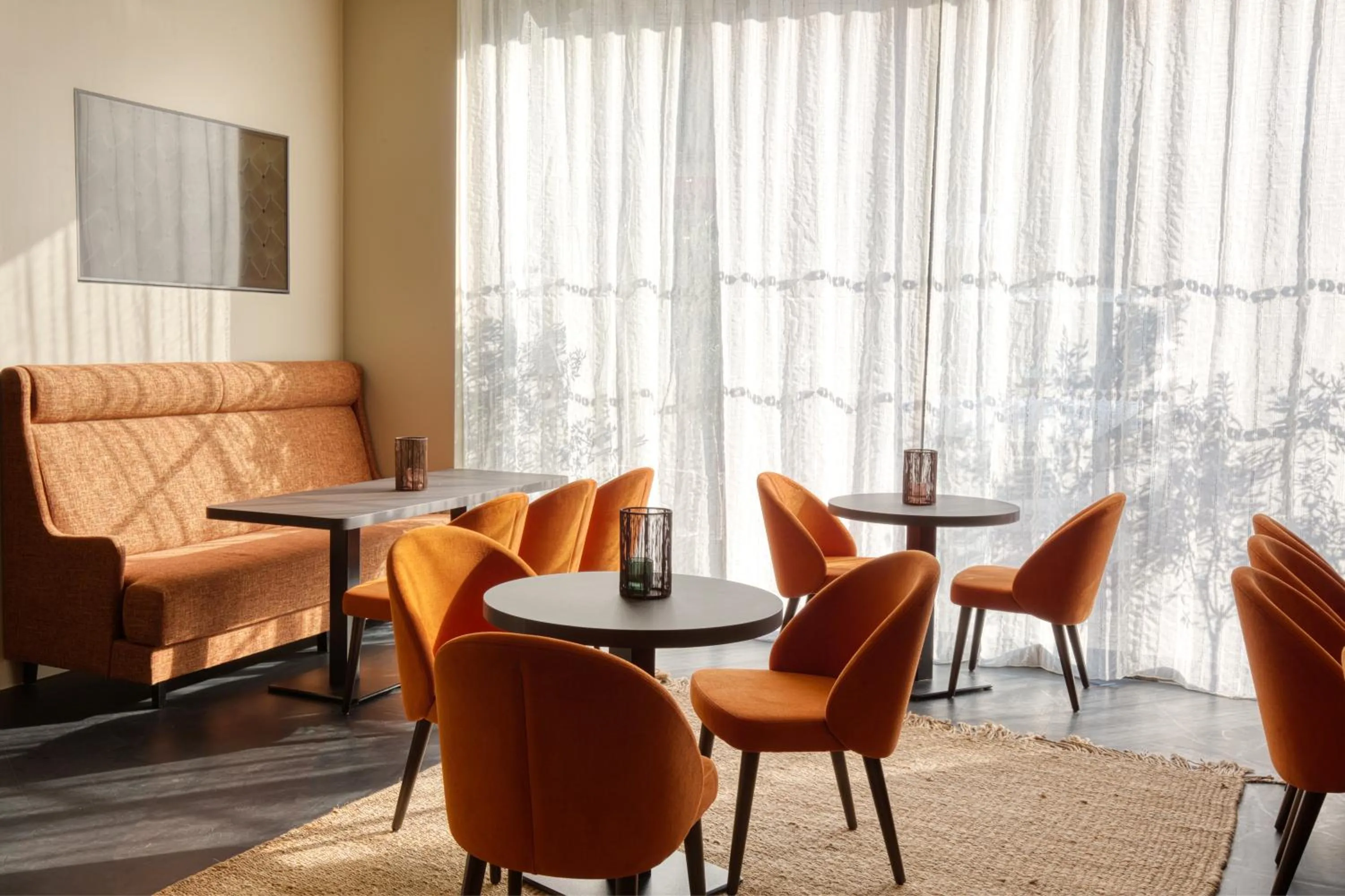 Communal lounge/ TV room in Boa Hotel - BW Signature Collection - Lille Centre Gares