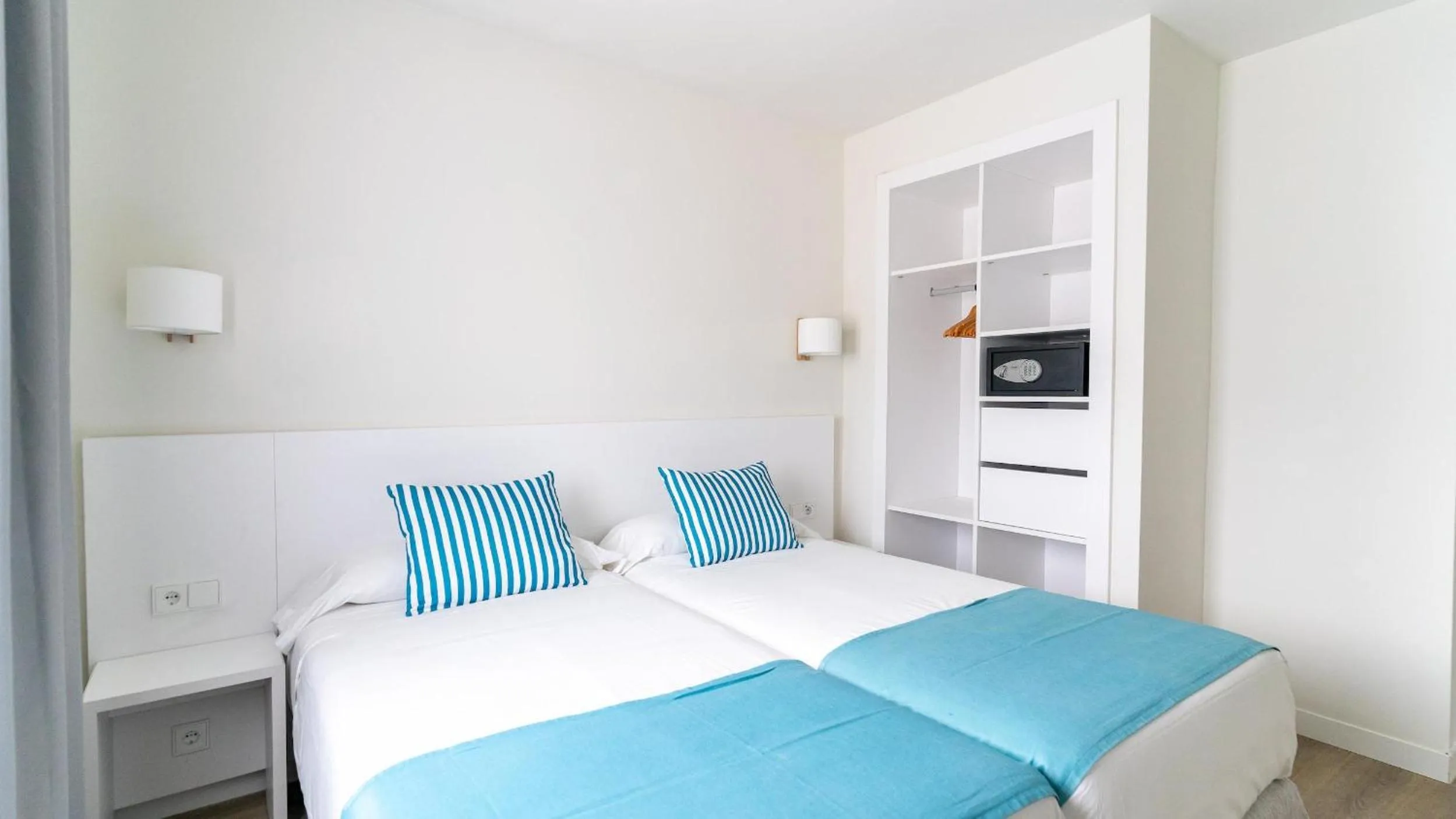 Photo of the whole room, Bed in BLUESEA Gran Playa