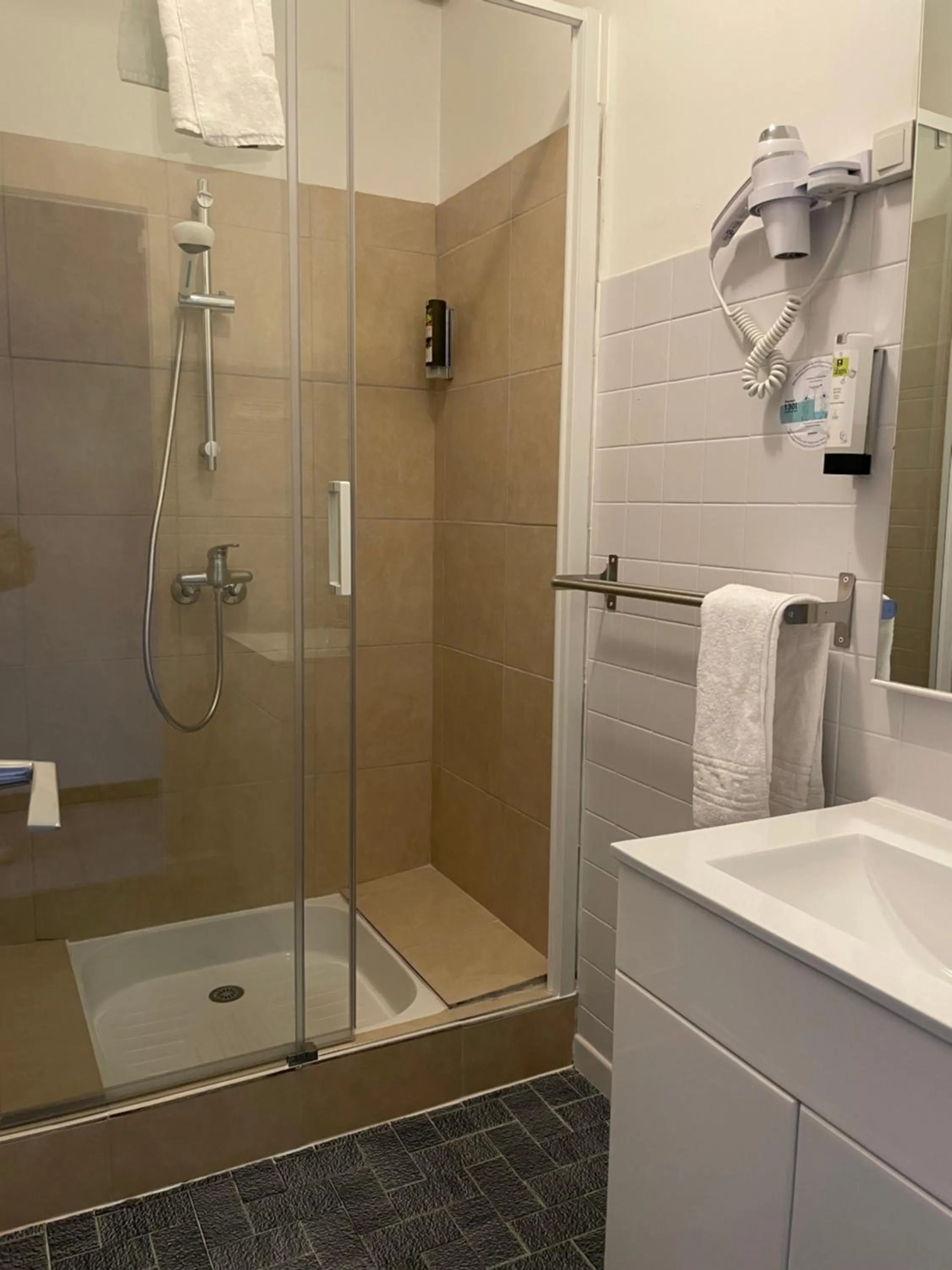 Bathroom in Logis Hôtel Le Clement V