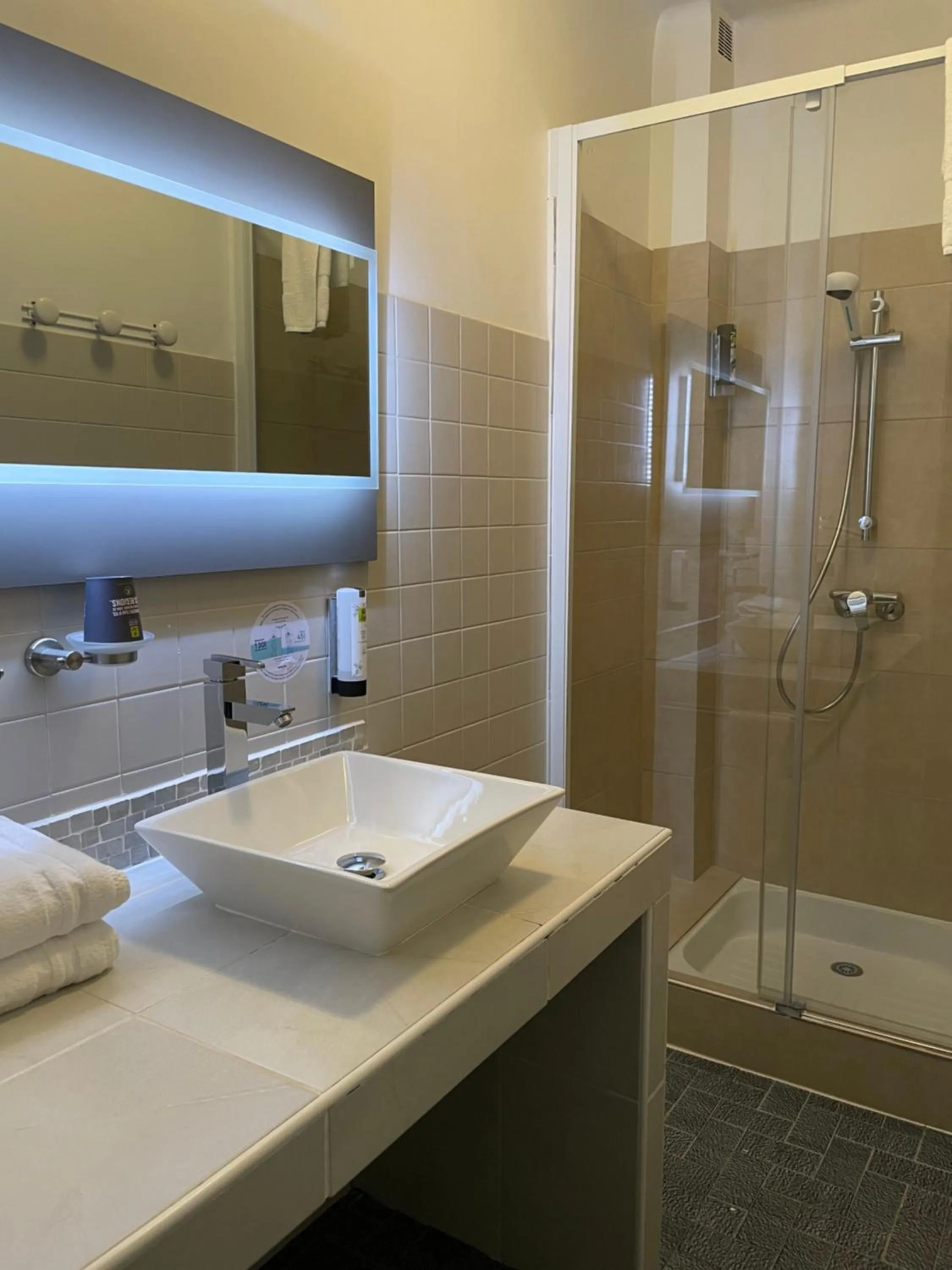 Bathroom in Logis Hôtel Le Clement V