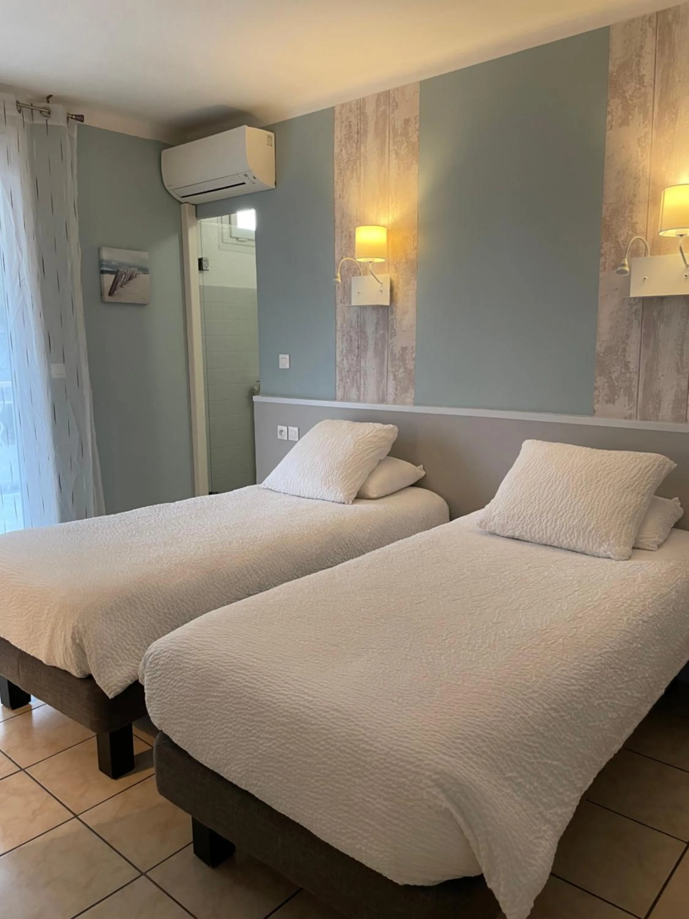 Twin Room with Pool View in Logis Hôtel Le Clement V